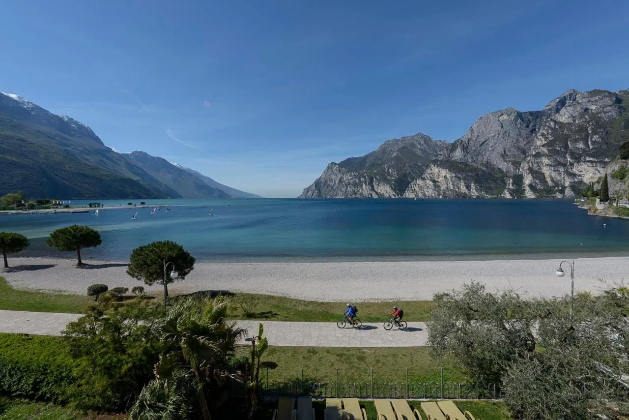 Beach in Hotel Baia Azzurra - Lake Front