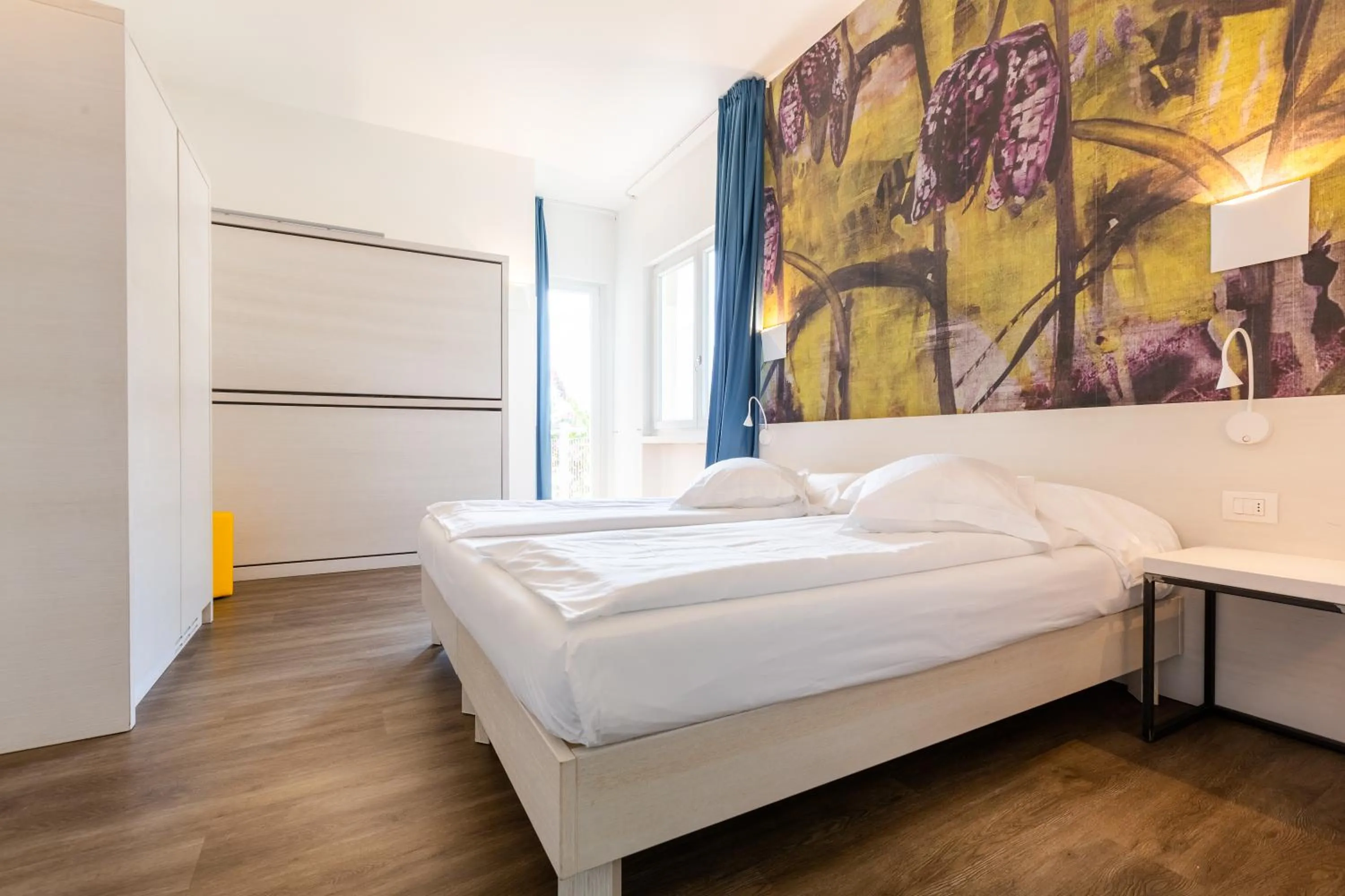 Photo of the whole room, Bed in Hotel Baia Azzurra - Lake Front