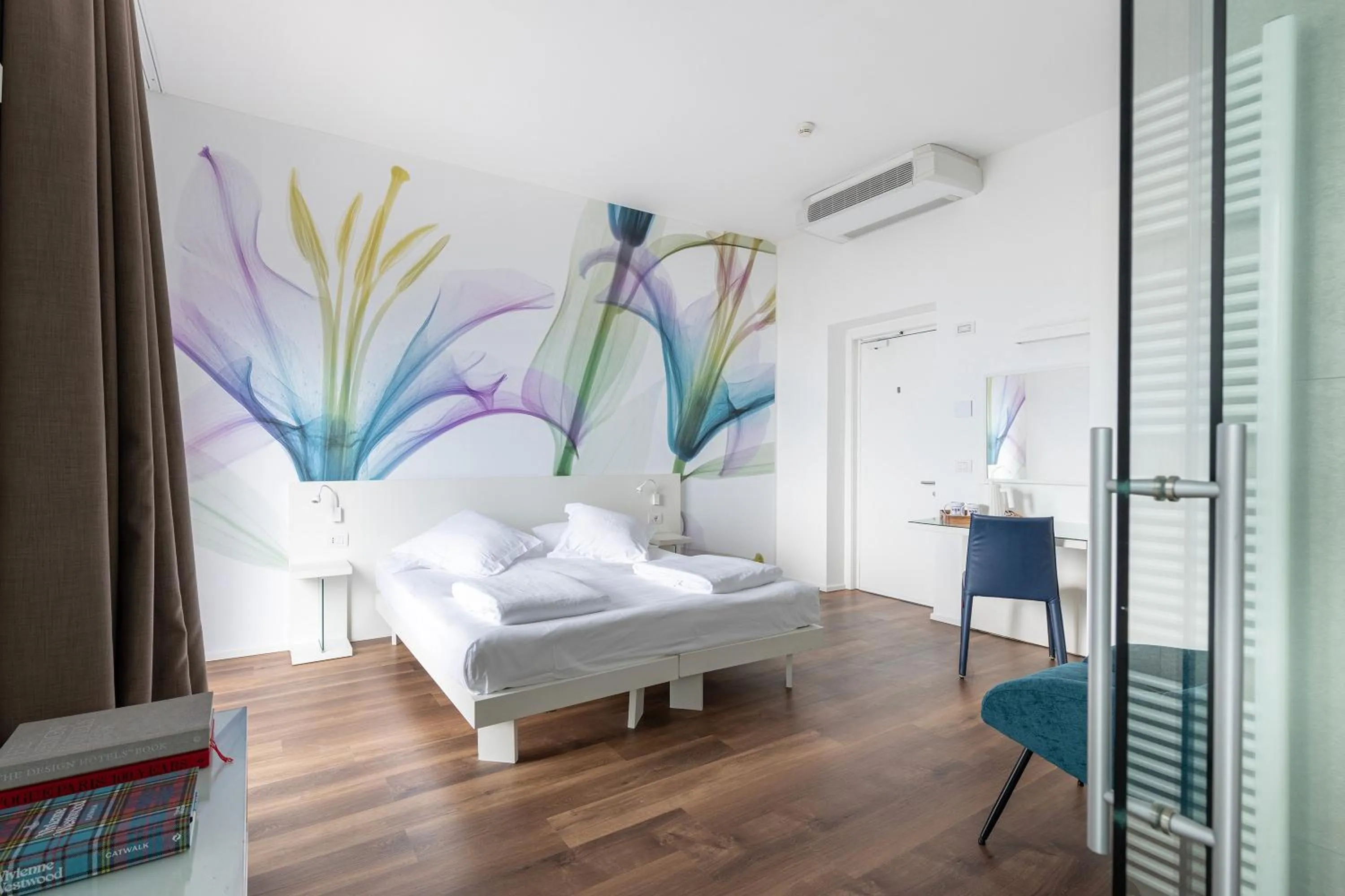 Bedroom, Bed in Hotel Baia Azzurra - Lake Front