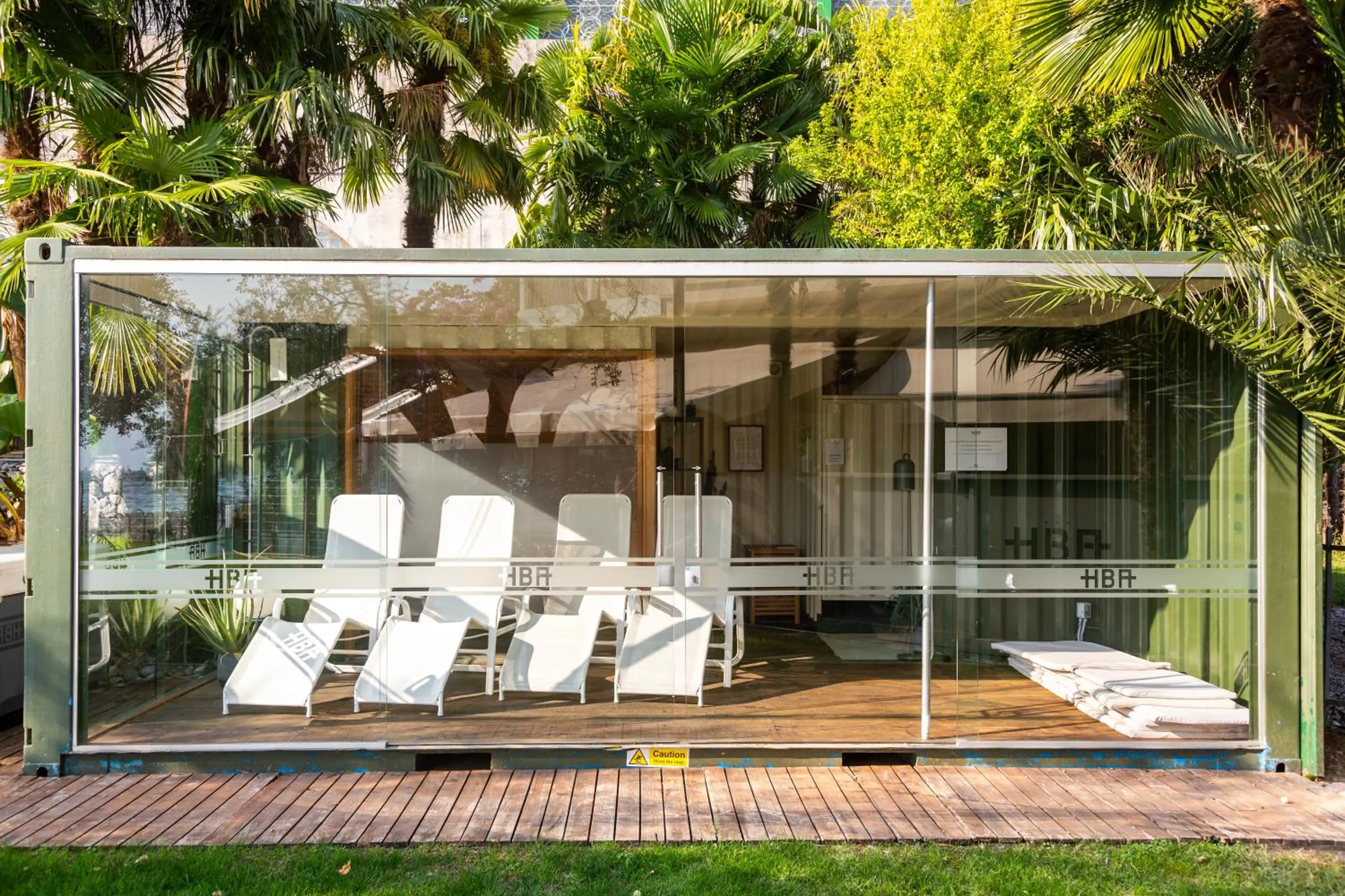 Garden in Hotel Baia Azzurra - Lake Front