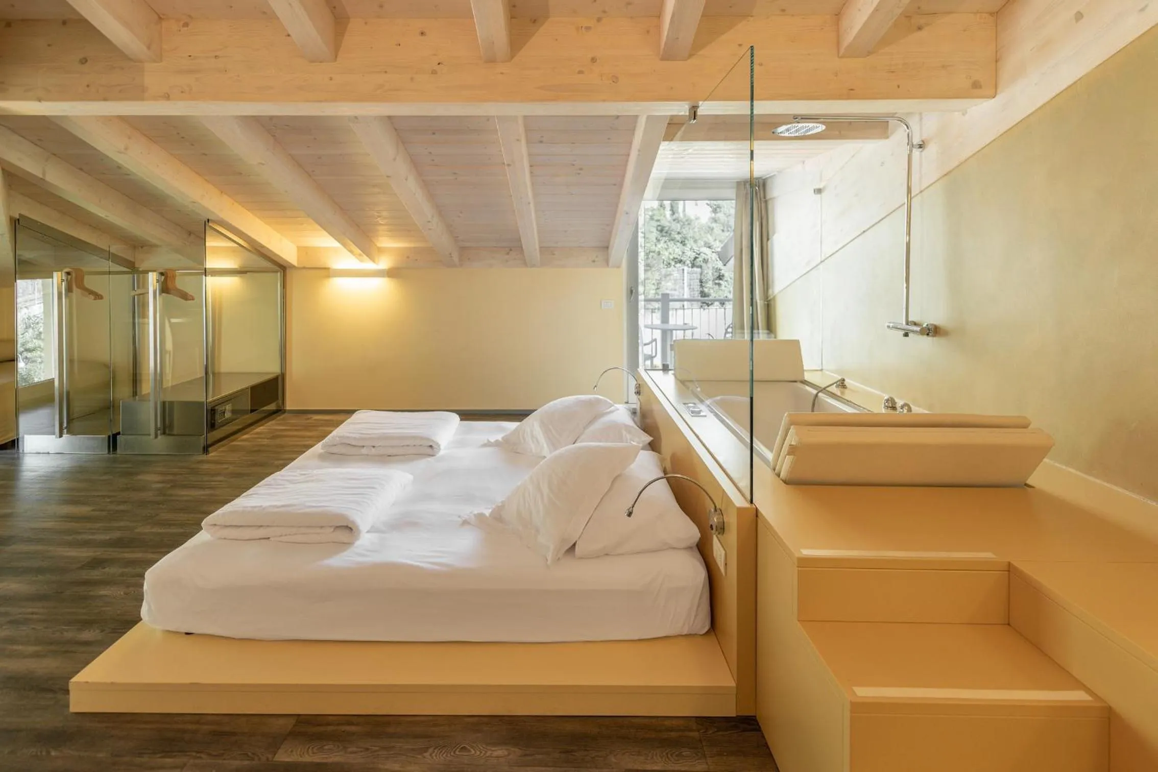 Bedroom, Bed in Hotel Baia Azzurra - Lake Front
