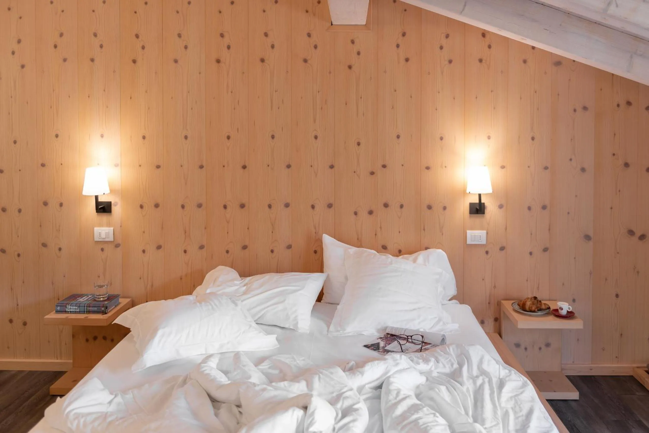 Bedroom, Bed in Hotel Baia Azzurra - Lake Front