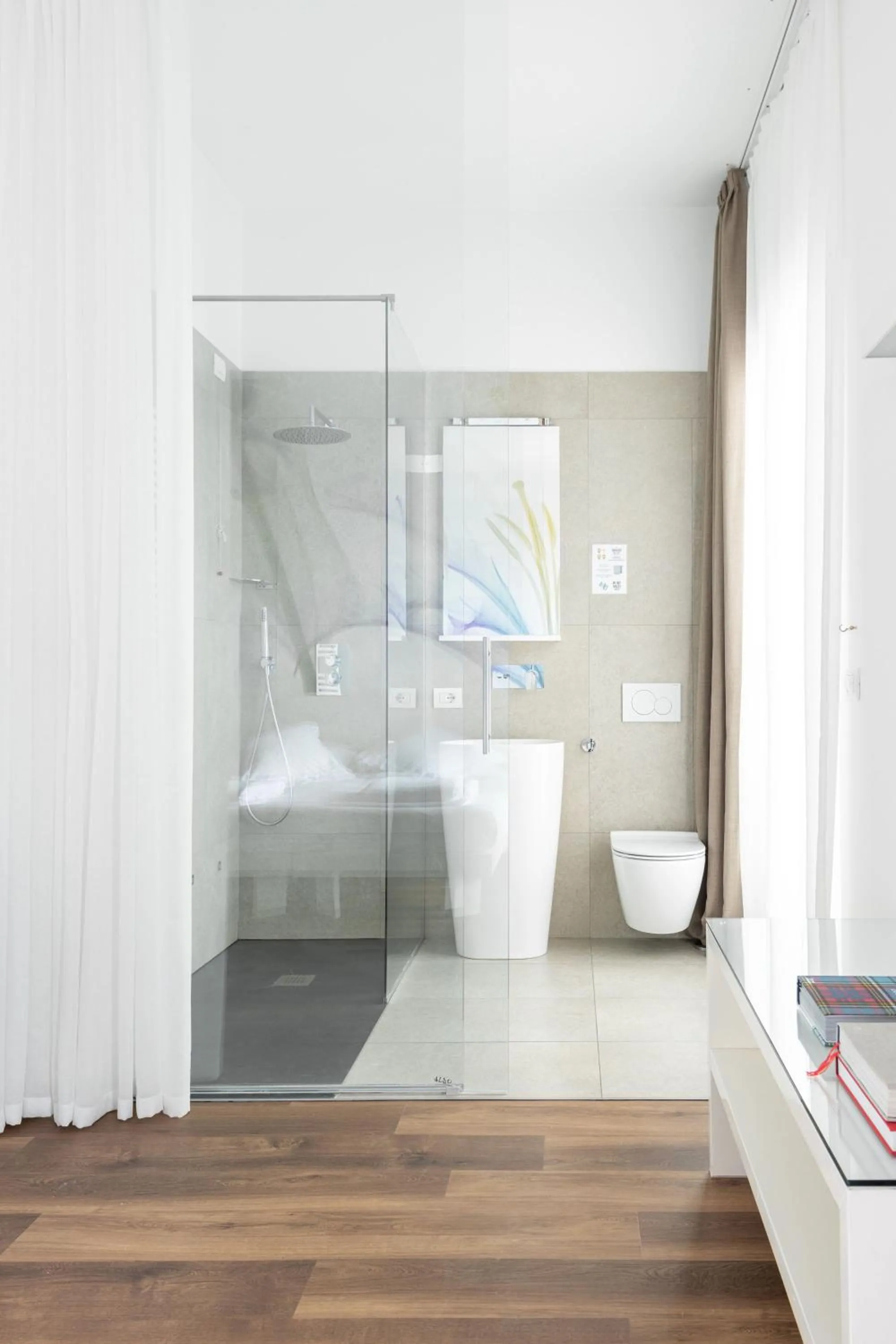 Bathroom, Bed in Hotel Baia Azzurra - Lake Front