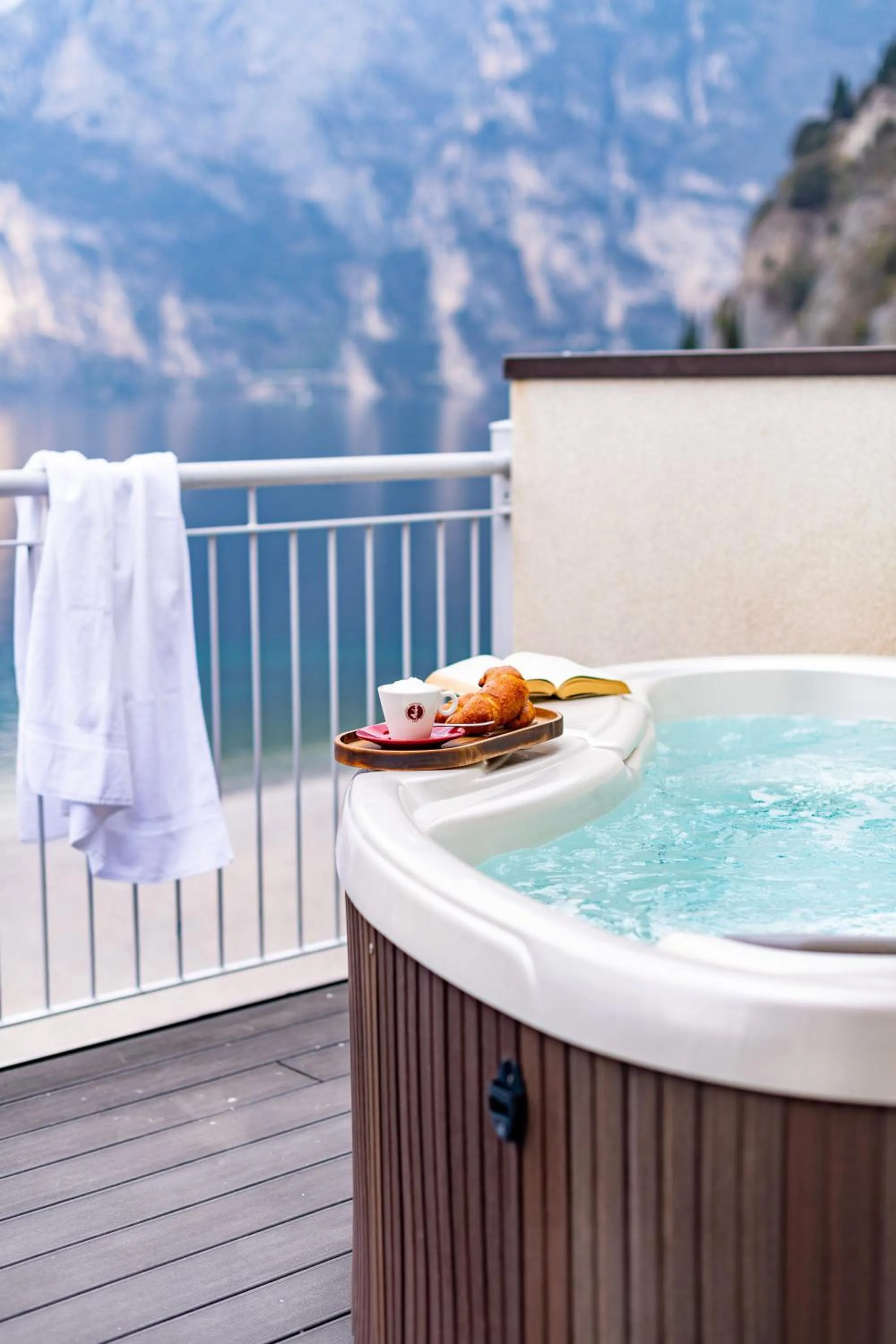 Hot Tub in Hotel Baia Azzurra - Lake Front
