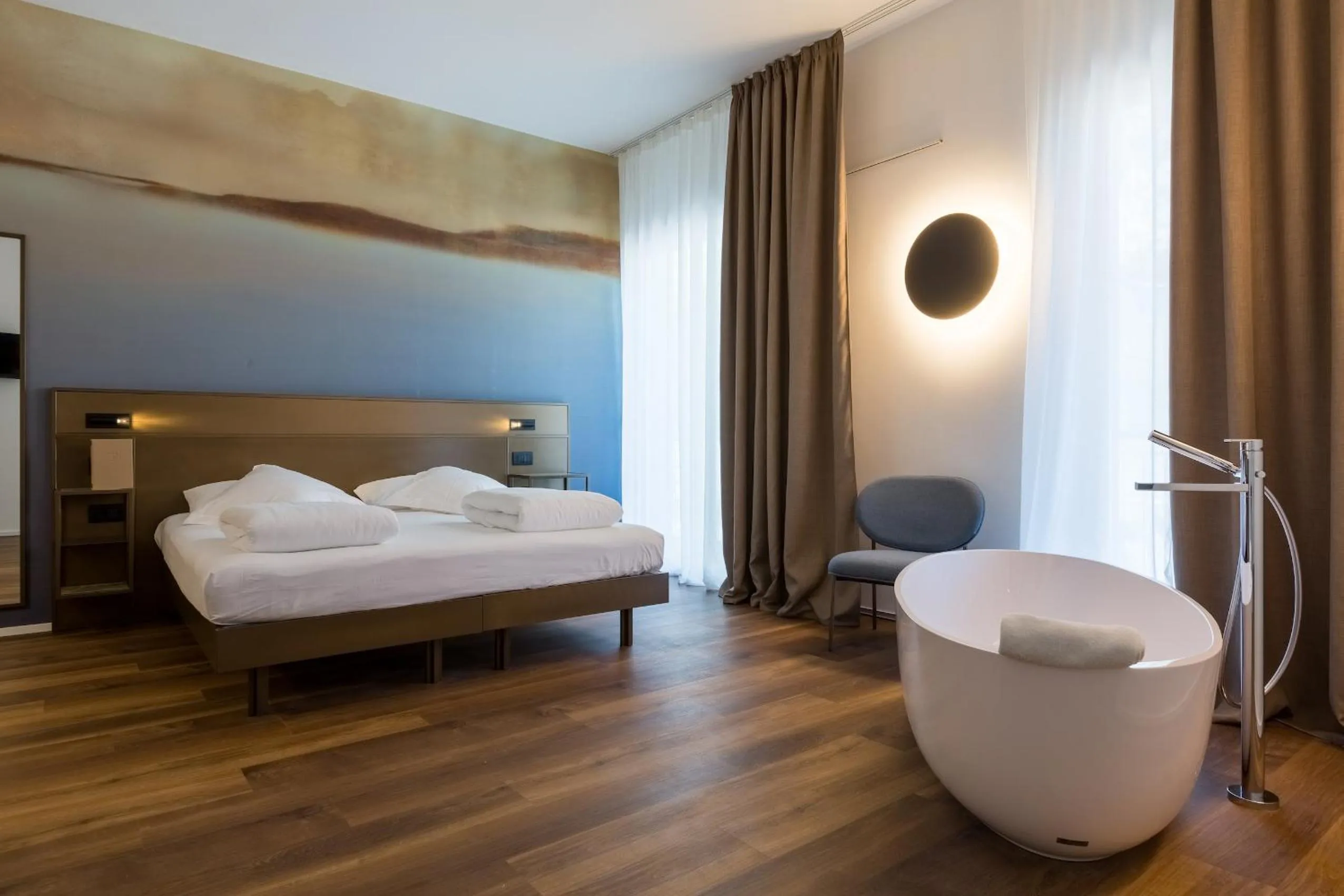 Photo of the whole room, Bed in Hotel Baia Azzurra - Lake Front
