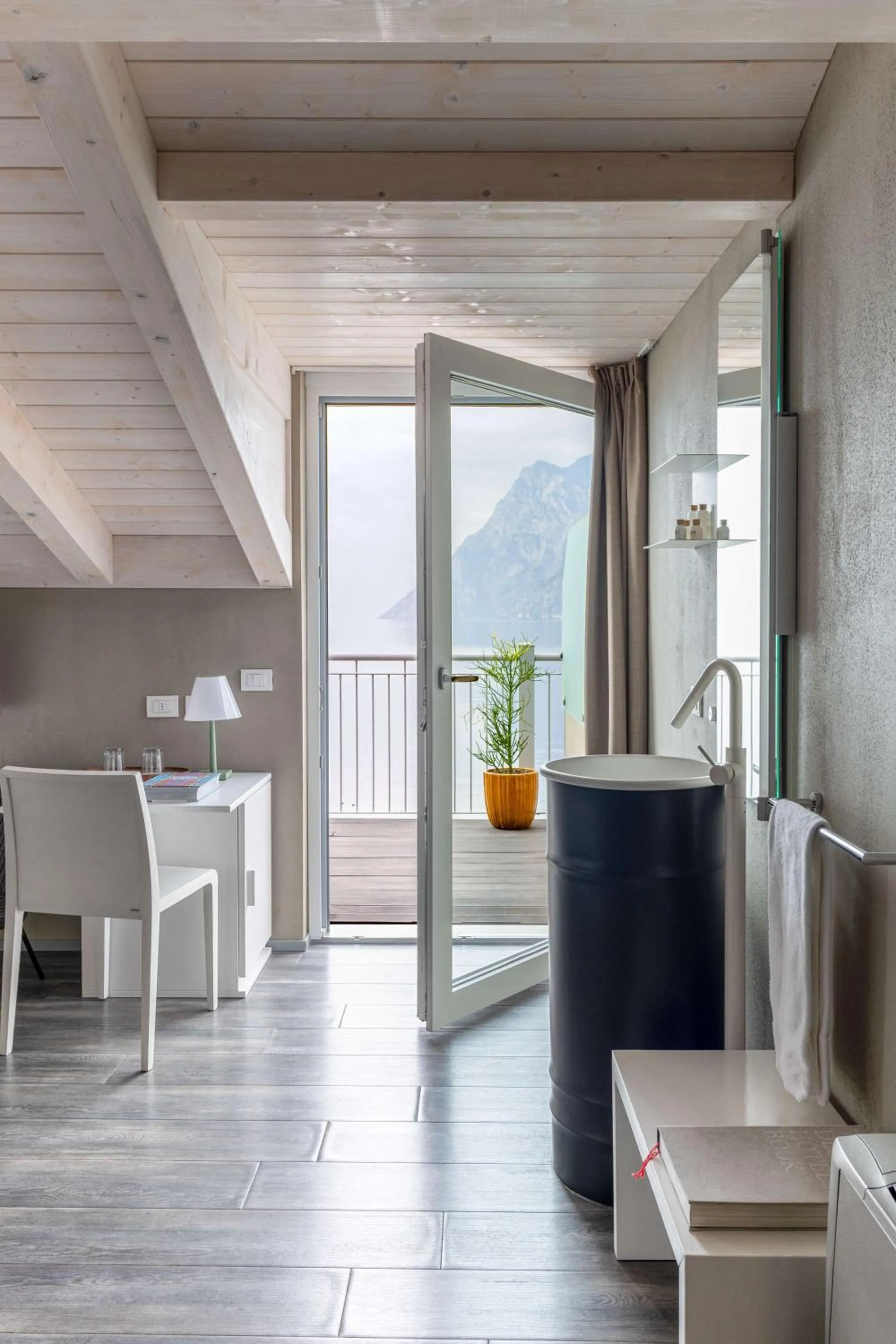 Balcony/Terrace in Hotel Baia Azzurra - Lake Front