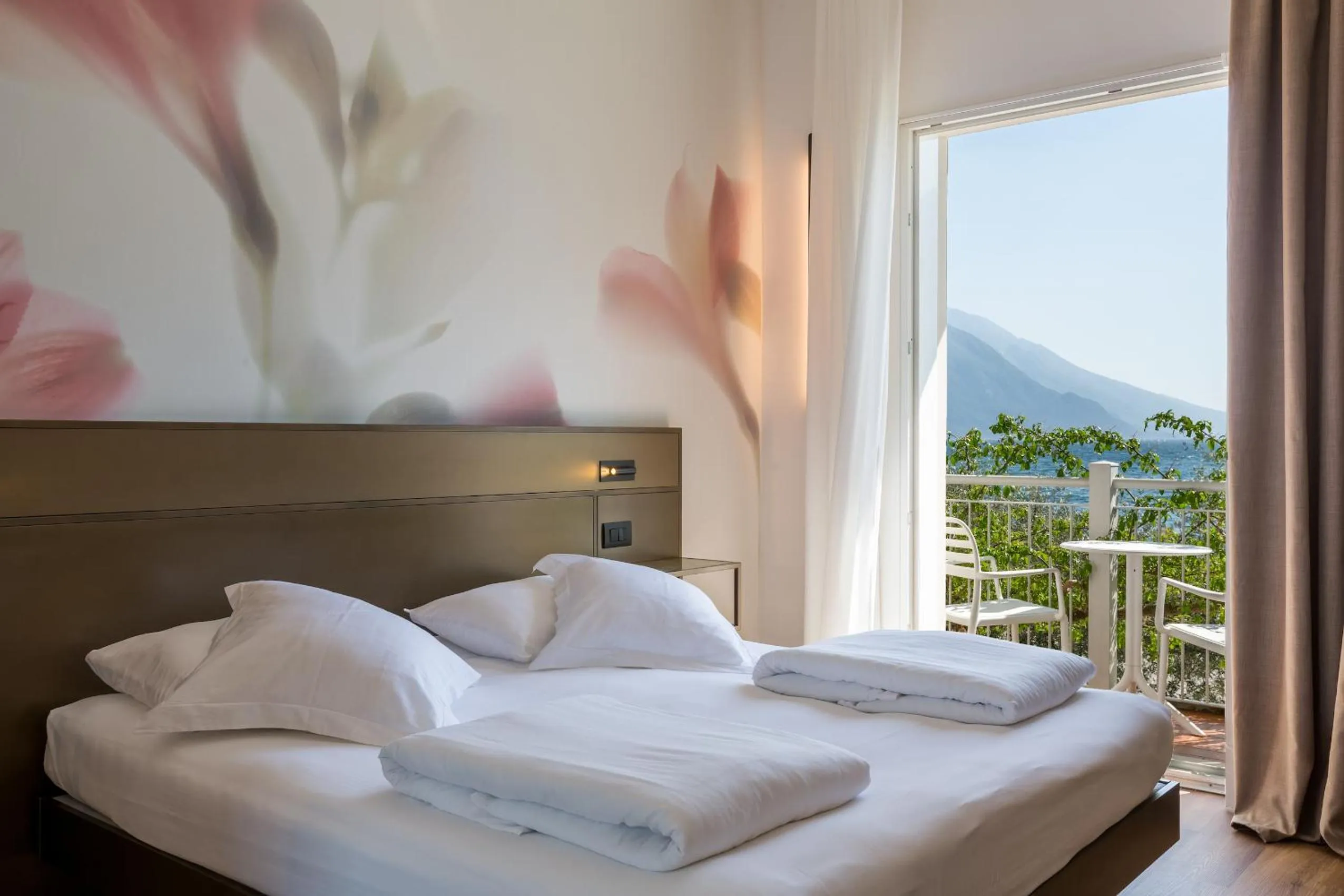 Bed in Hotel Baia Azzurra - Lake Front