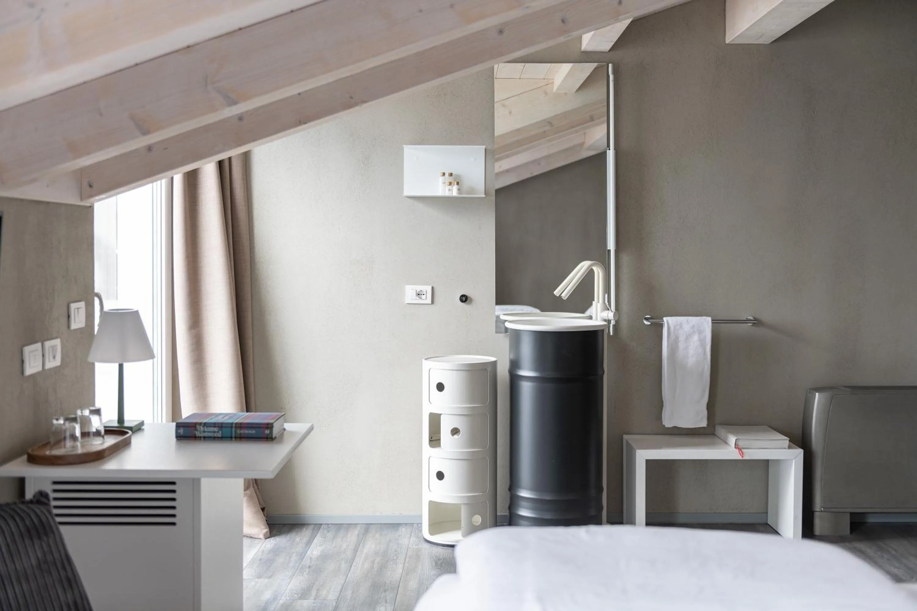 Bathroom, Bed in Hotel Baia Azzurra - Lake Front