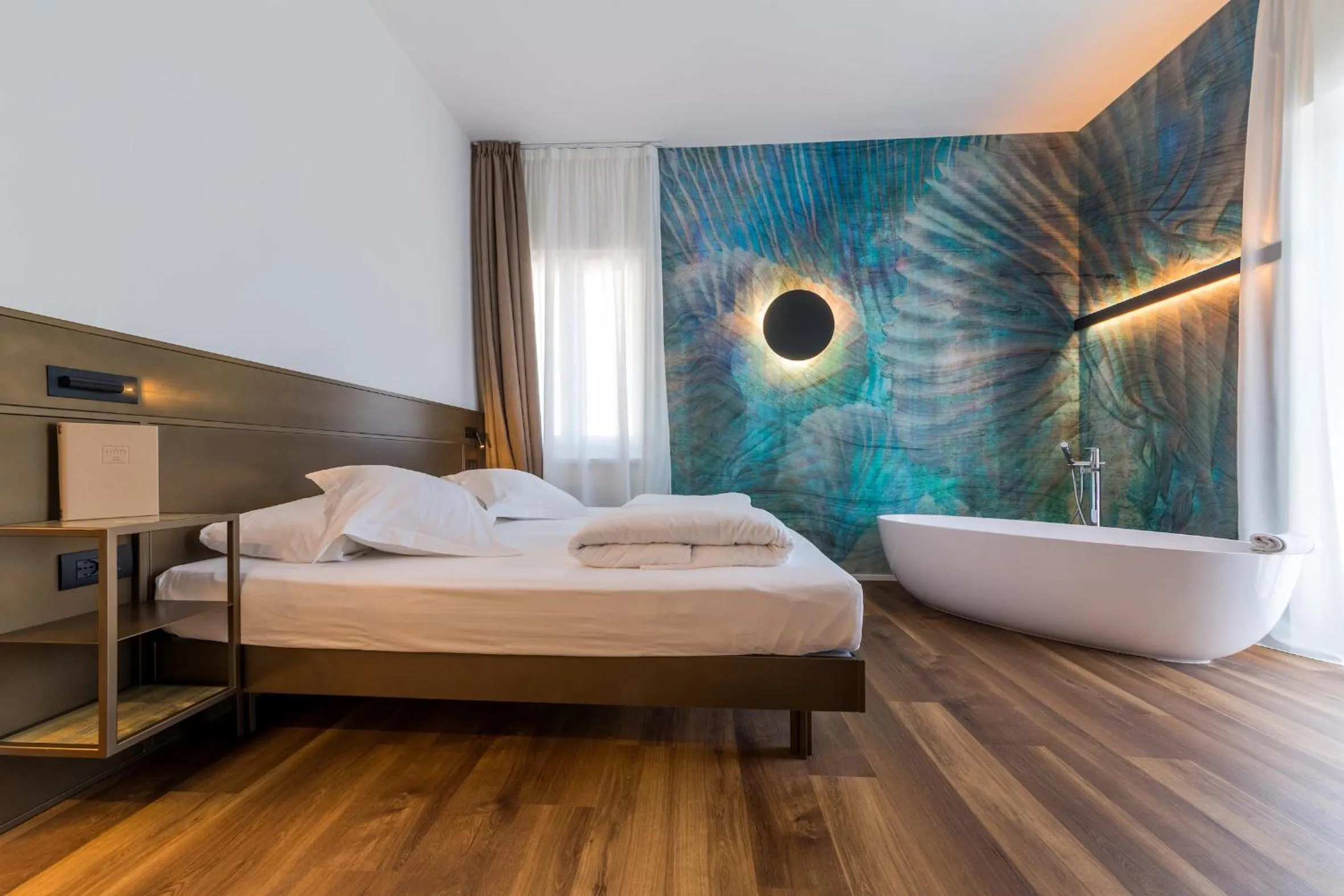 Photo of the whole room, Bed in Hotel Baia Azzurra - Lake Front