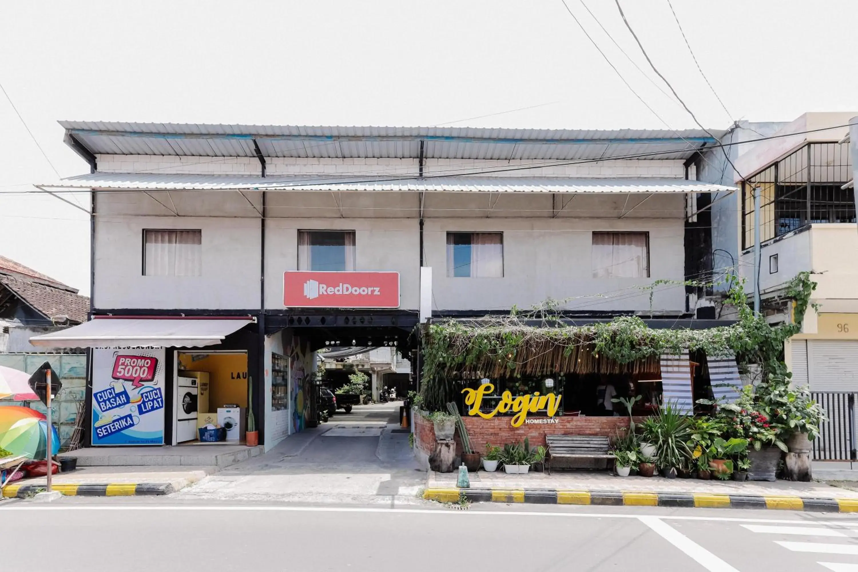 Property building in RedDoorz near Alun Alun Madiun Property building in RedDoorz near Alun Alun Madiun