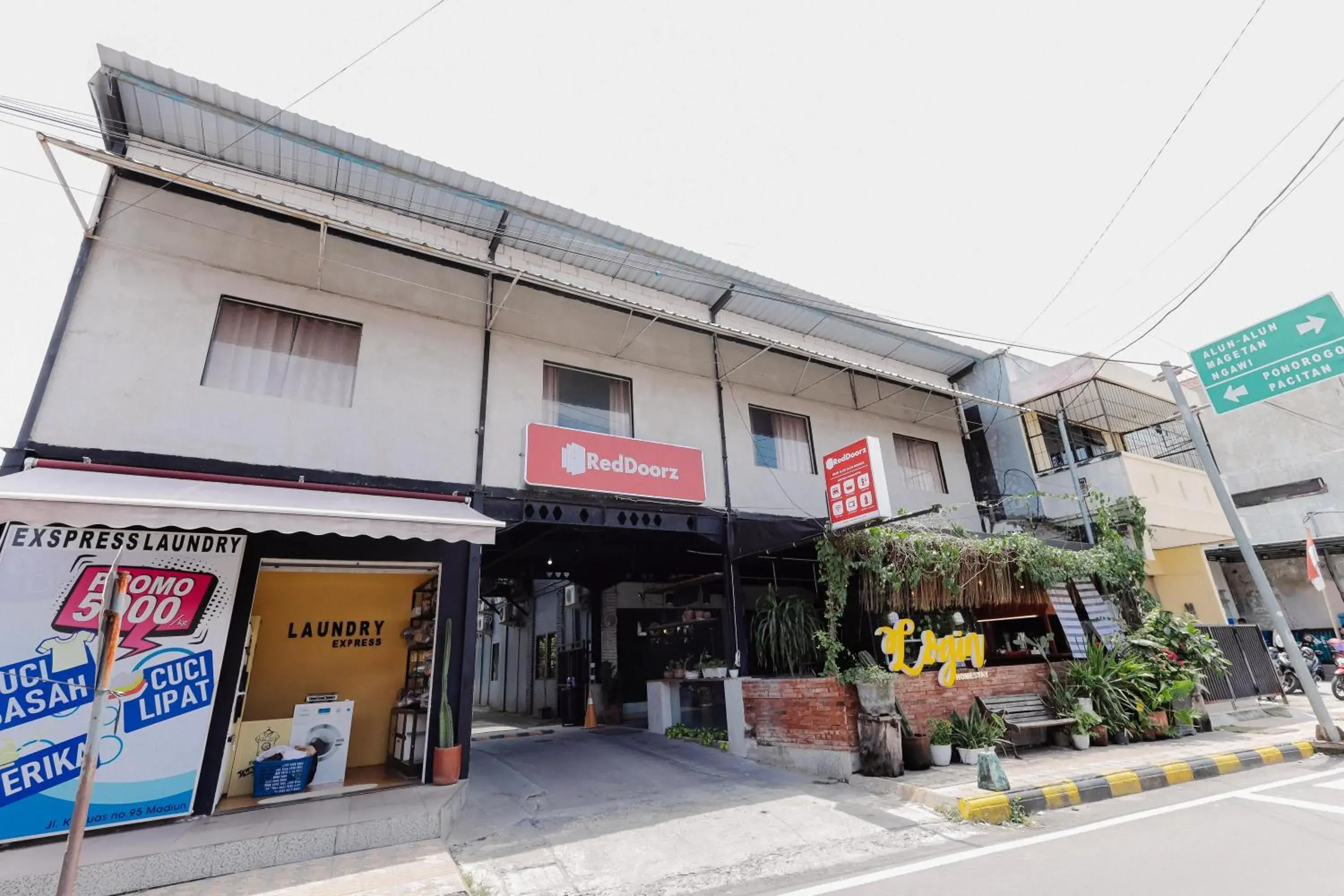 Property building in RedDoorz near Alun Alun Madiun Property building in RedDoorz near Alun Alun Madiun