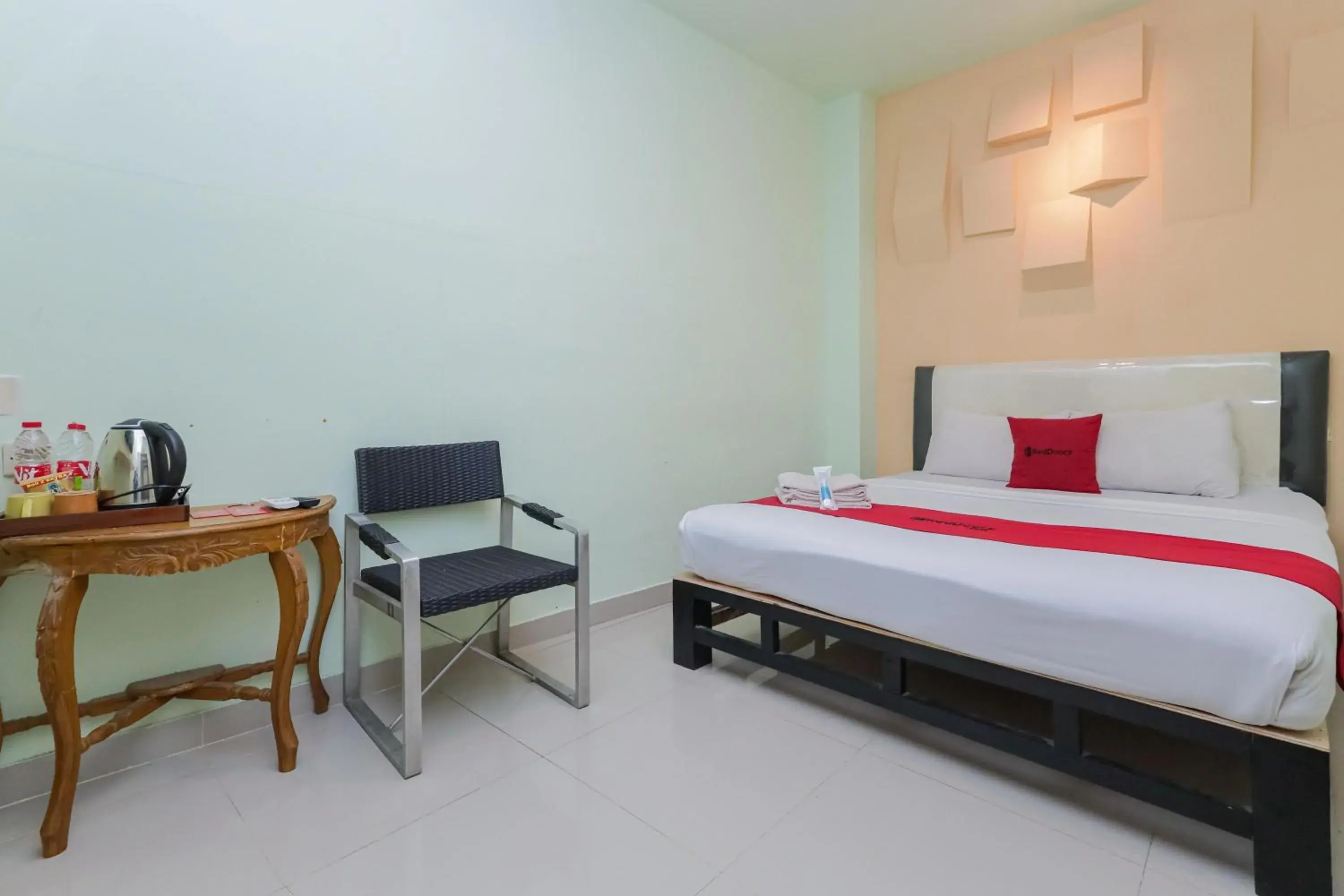 Double Room in RedDoorz near Alun Alun Madiun Double Room in RedDoorz near Alun Alun Madiun
