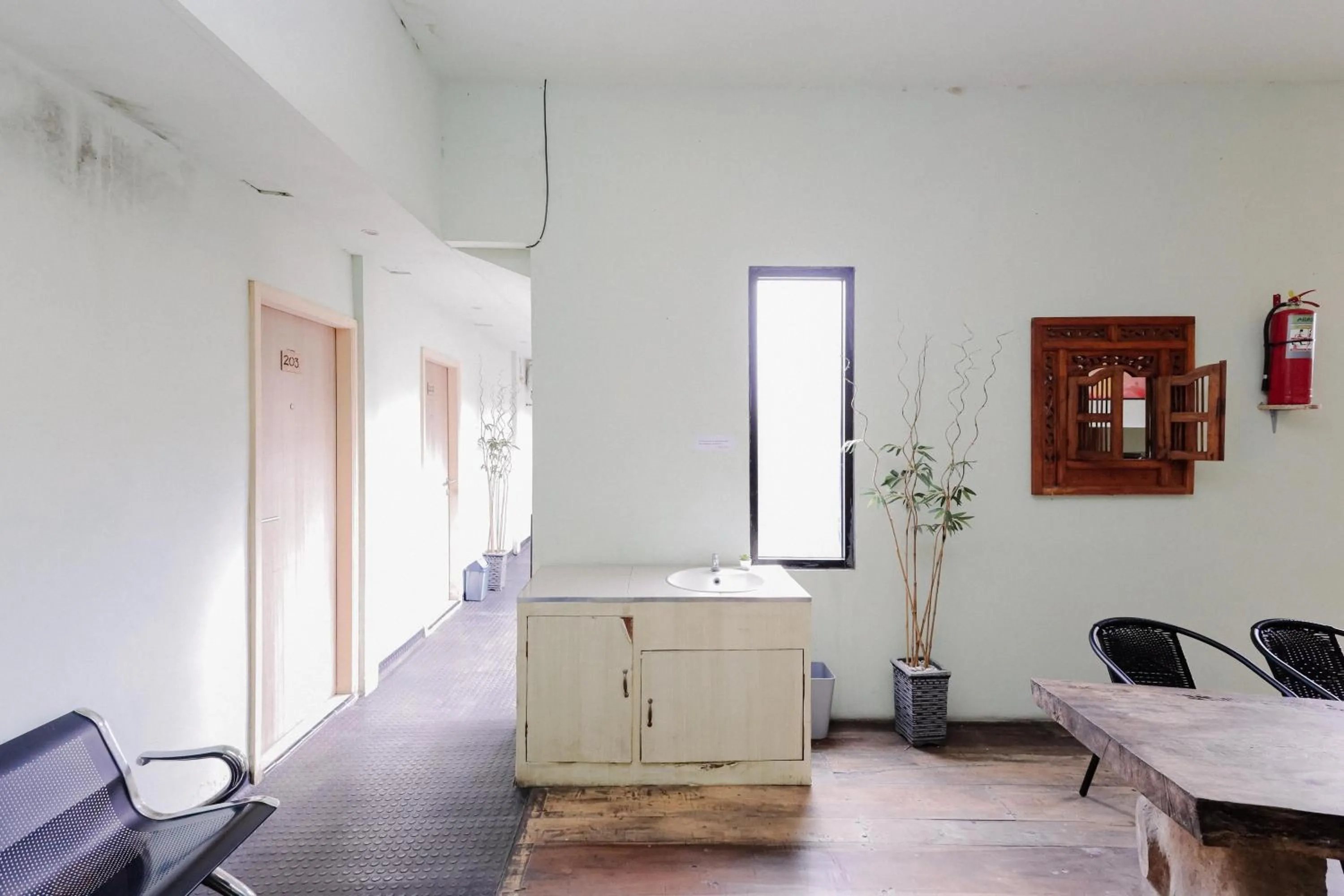 Seating area in RedDoorz near Alun Alun Madiun