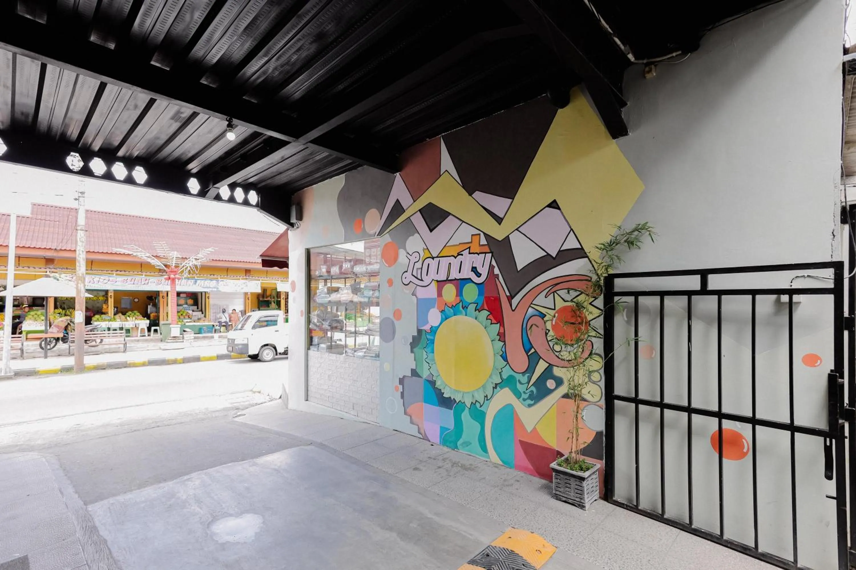 Parking in RedDoorz near Alun Alun Madiun