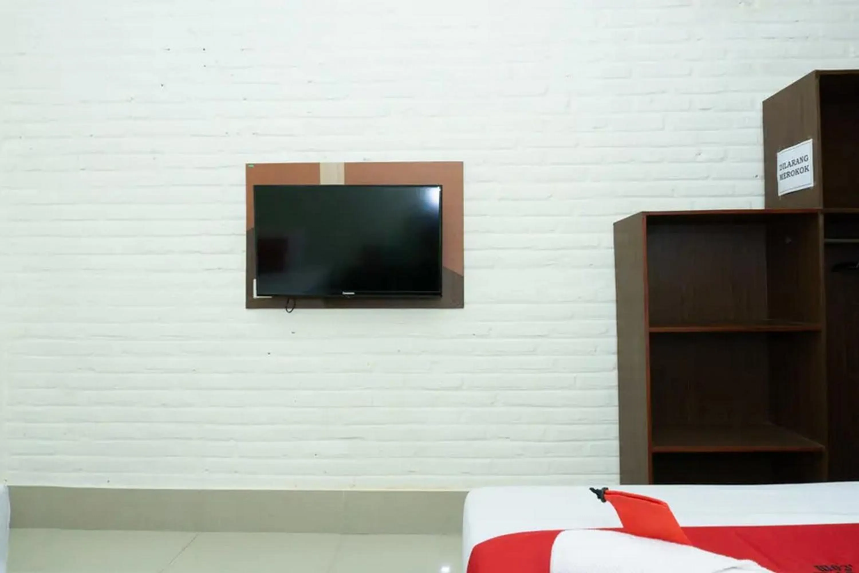 TV and multimedia in RedDoorz near Alun Alun Madiun