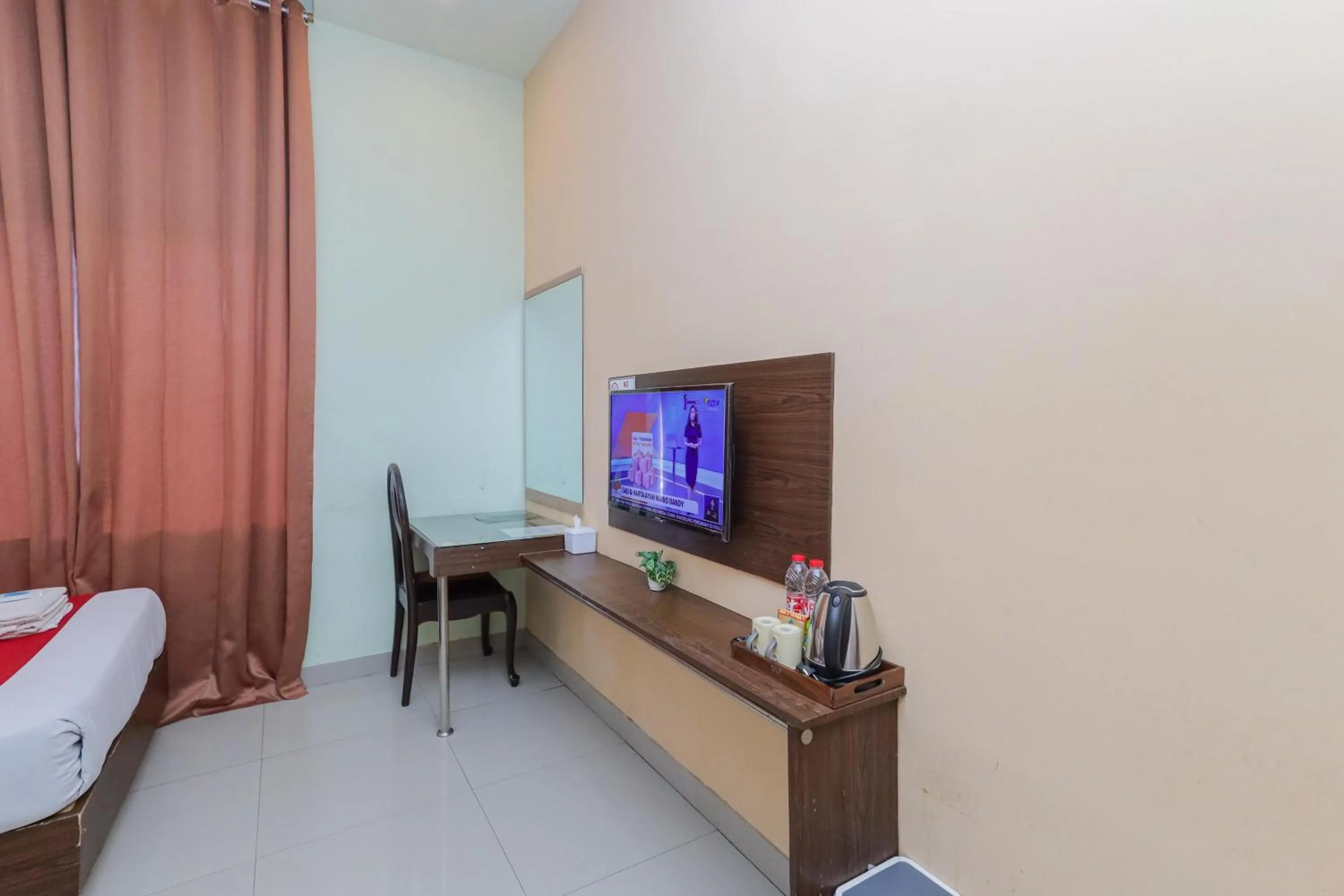 Bedroom, Bed in RedDoorz near Alun Alun Madiun