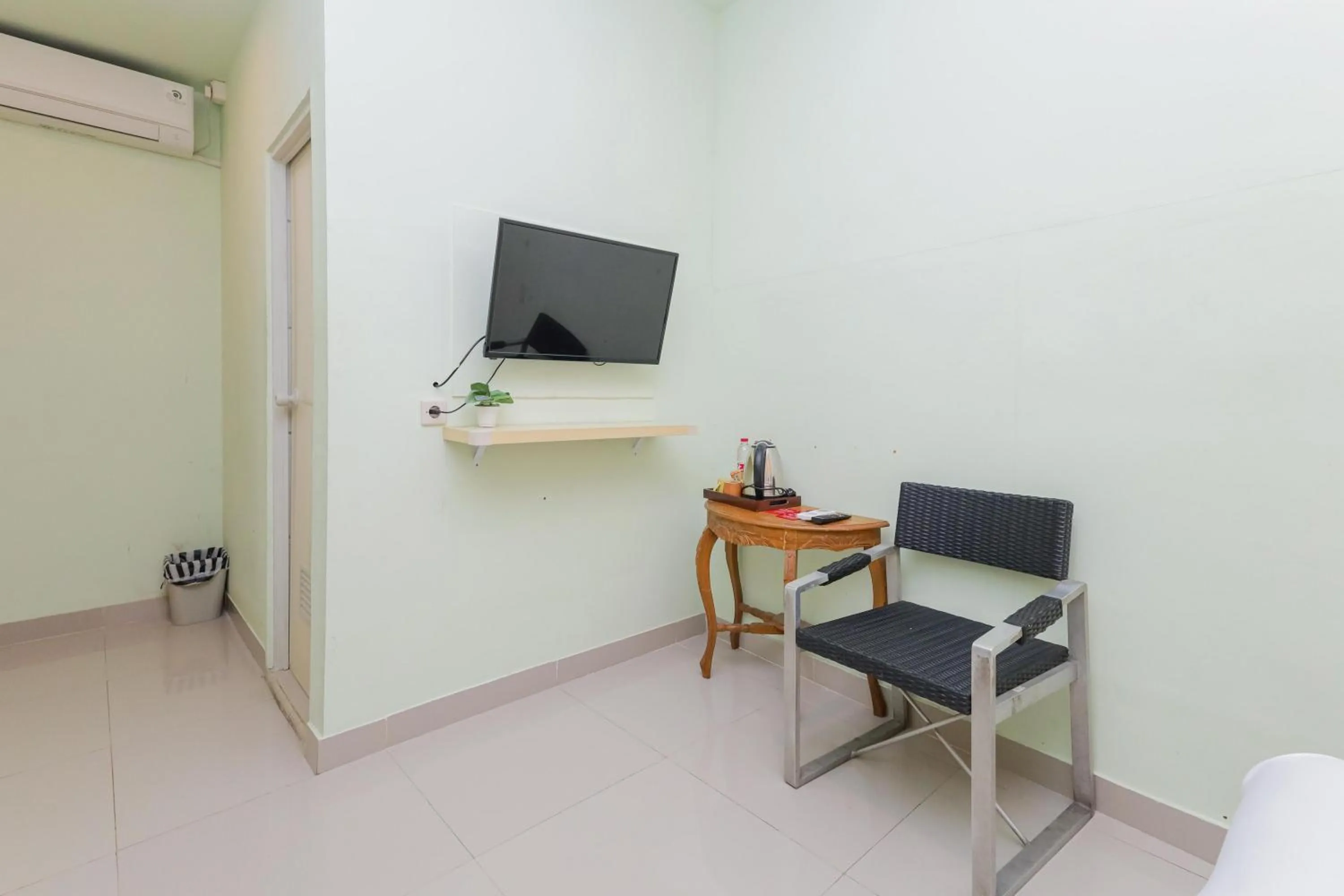 TV and multimedia in RedDoorz near Alun Alun Madiun