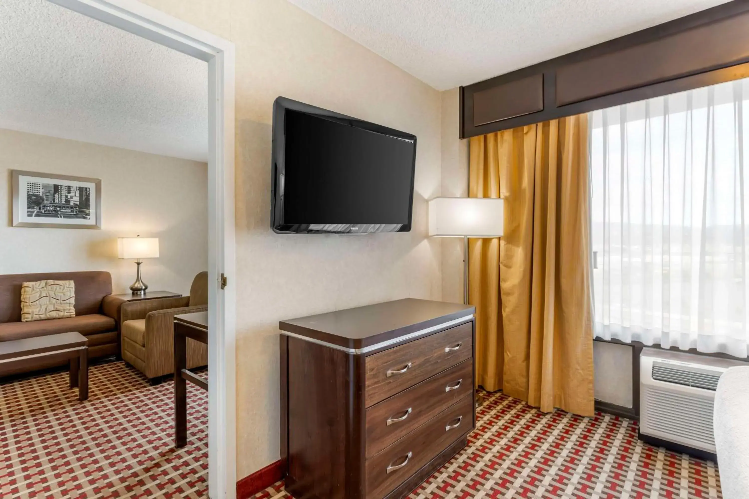 Two-Rooms Executive Queen Suite with One Queen Bed and Sofa Bed - Non-Smoking in Best Western Plus Grosvenor Airport Hotel Two-Rooms Executive Queen Suite with One Queen Bed and Sofa Bed - Non-Smoking in Best Western Plus Grosvenor Airport Hotel