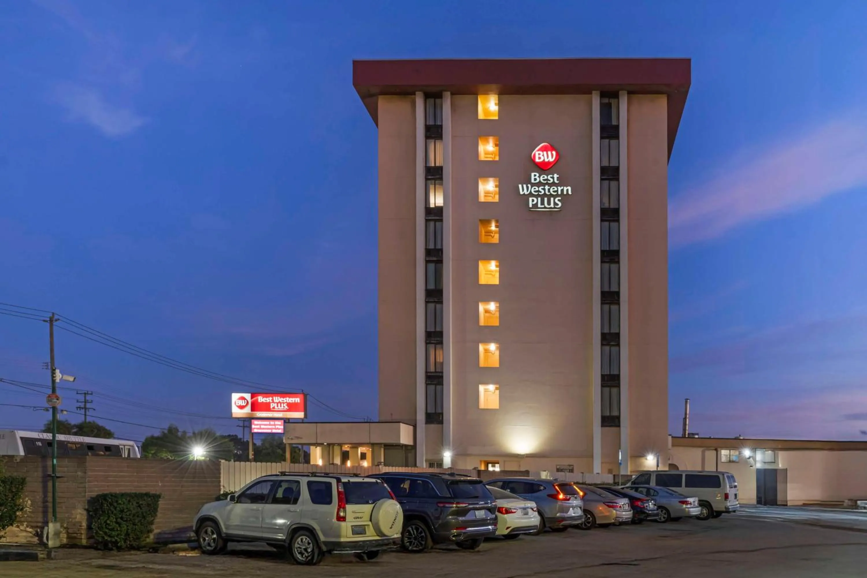Property building in Best Western Plus Grosvenor Airport Hotel