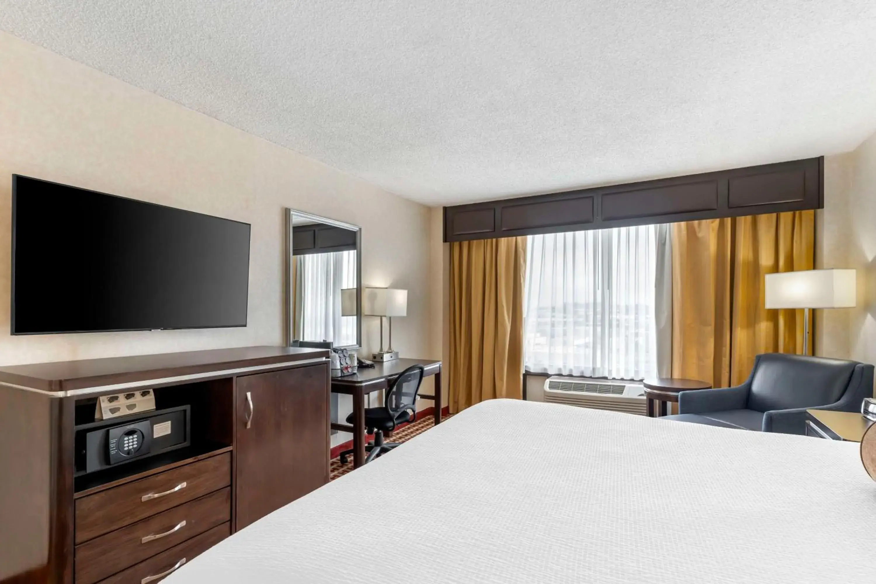 Executive Queen Room - Non-Smoking in Best Western Plus Grosvenor Airport Hotel Executive Queen Room - Non-Smoking in Best Western Plus Grosvenor Airport Hotel