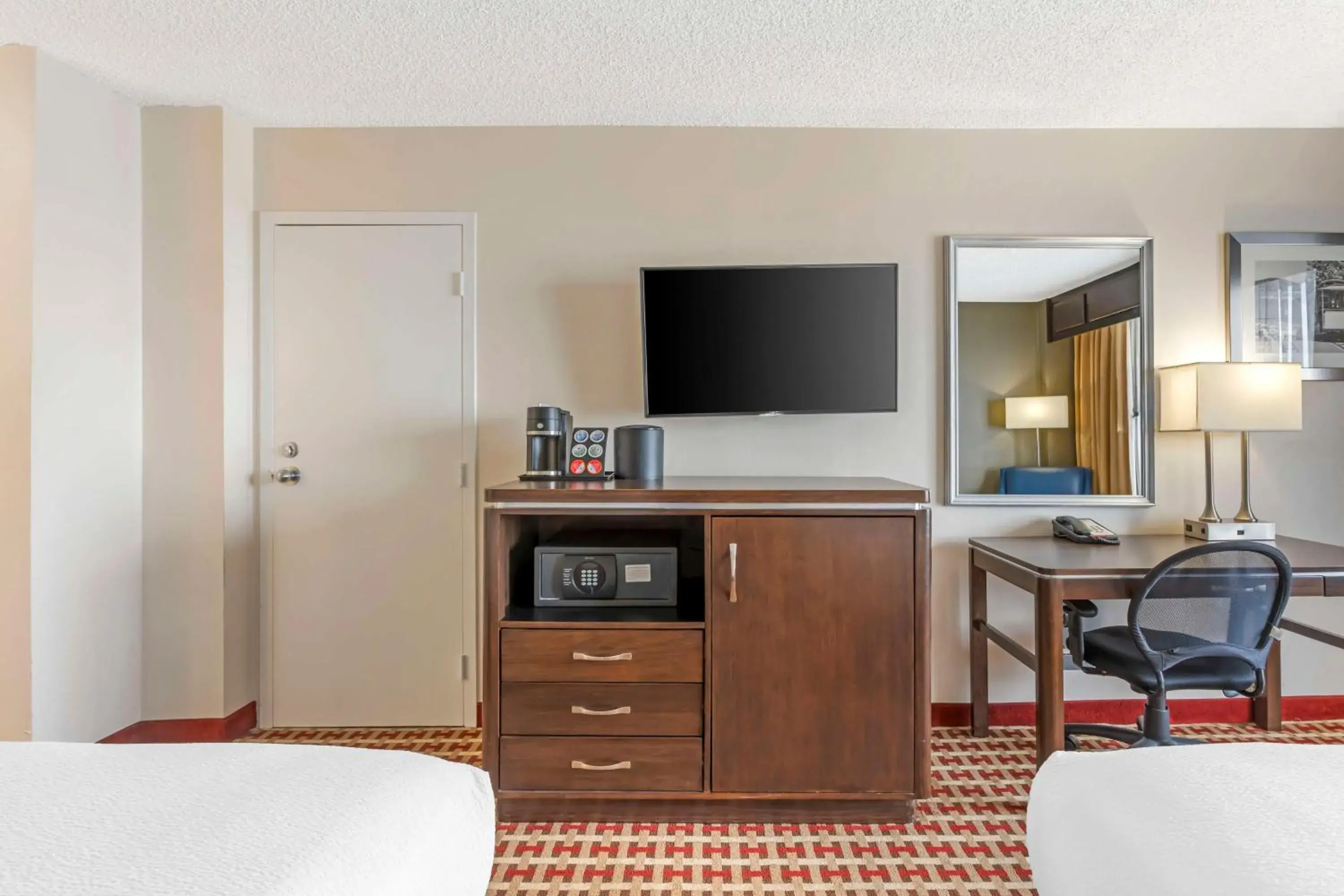 Double Room with Two Double Beds and Roll-In Shower - Mobility Access/Non-Smoking in Best Western Plus Grosvenor Airport Hotel Double Room with Two Double Beds and Roll-In Shower - Mobility Access/Non-Smoking in Best Western Plus Grosvenor Airport Hotel