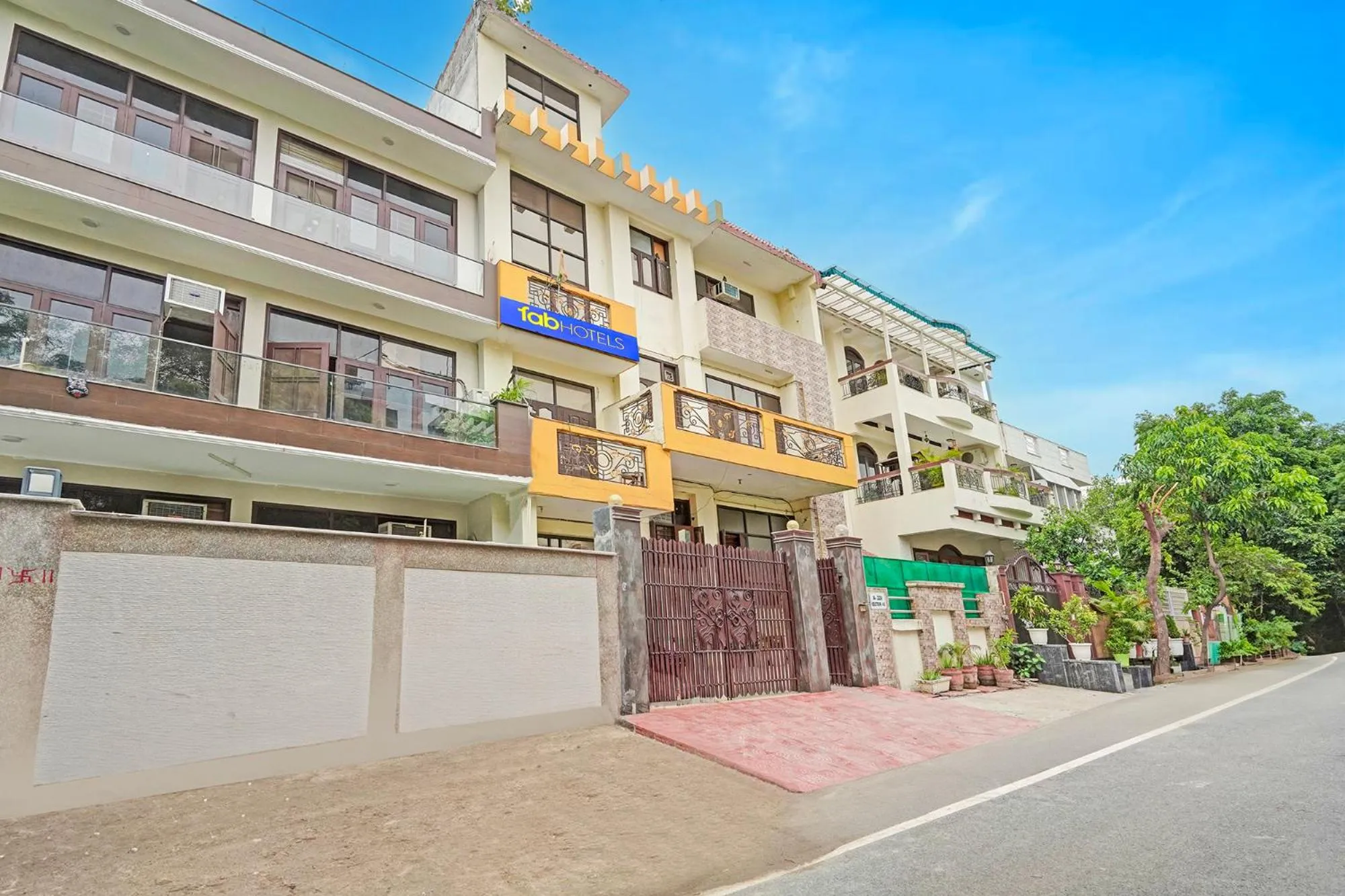 Facade/entrance in FabHotel The Everest 43