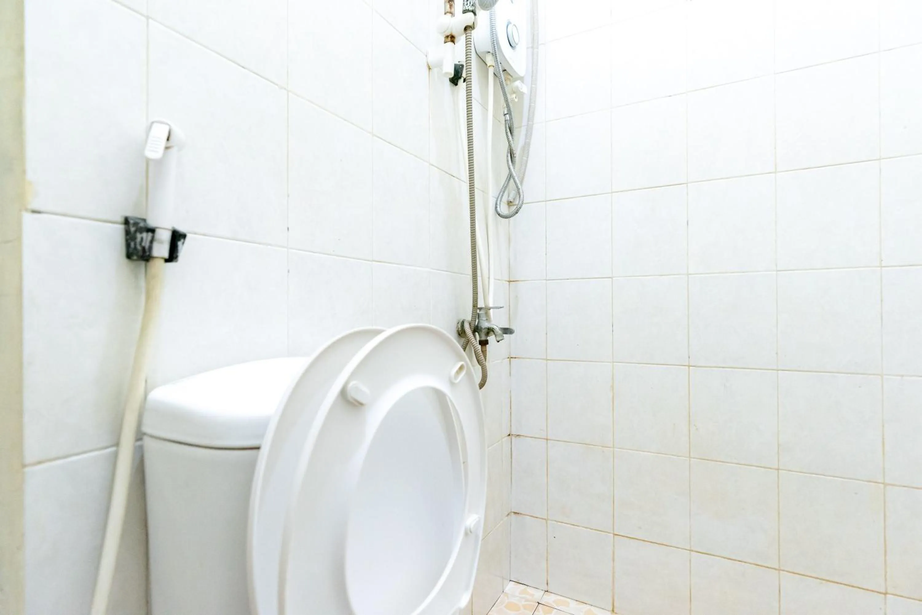 Toilet in RedDoorz near Kelapa Gading