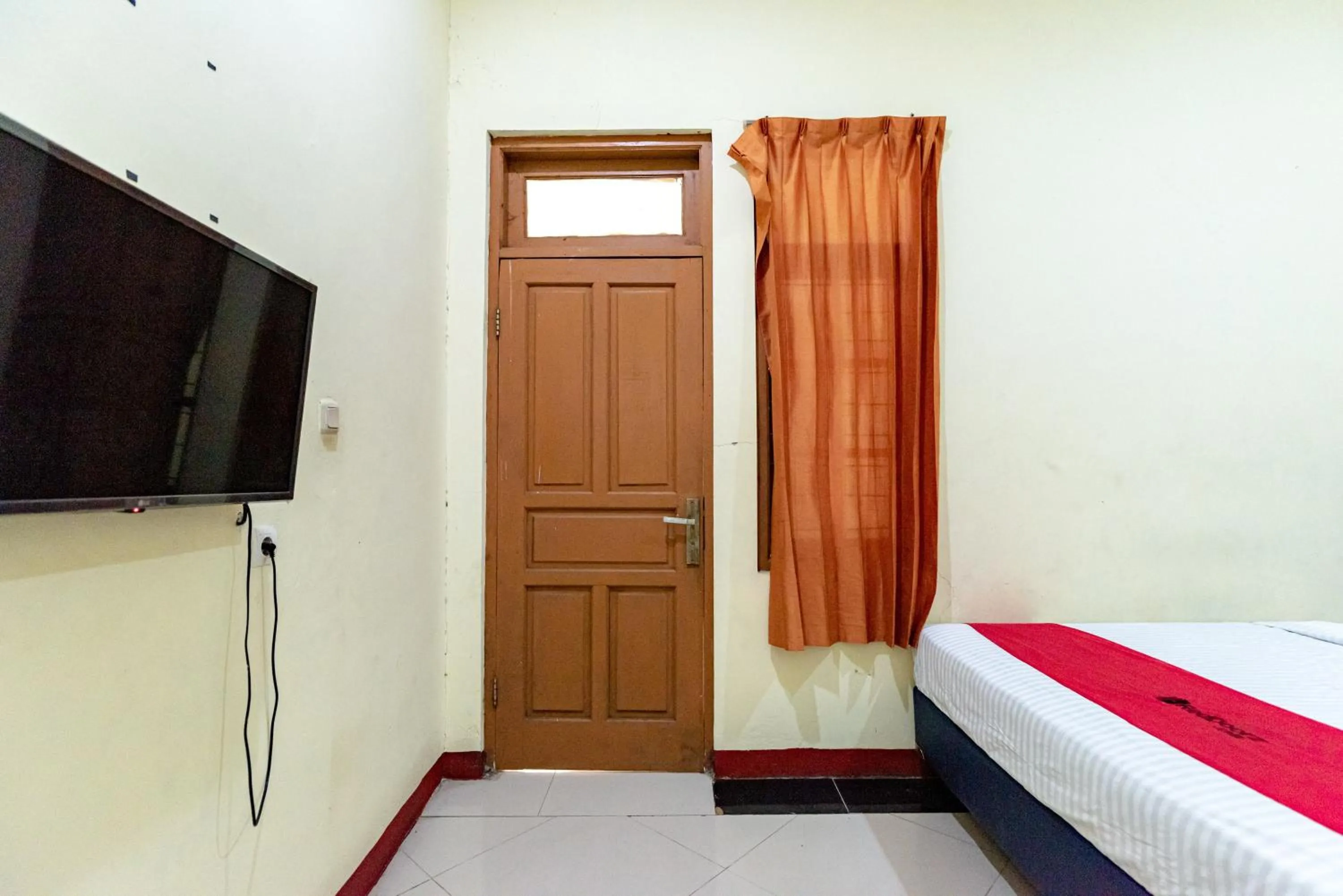 Bedroom, Bed in RedDoorz near Kelapa Gading