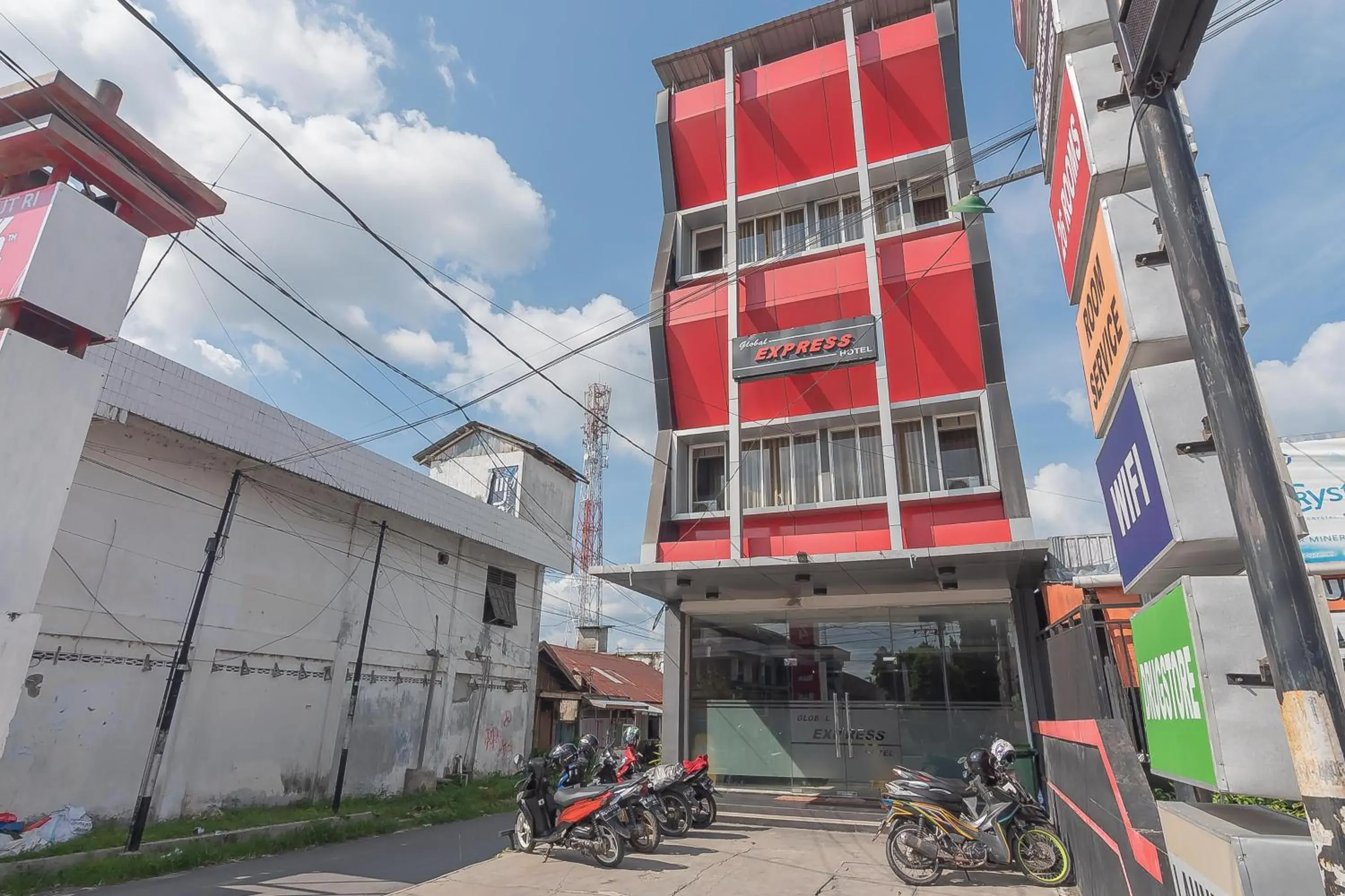 Facade/entrance in RedDoorz near Stadion Sanaman Mantikei Facade/entrance in RedDoorz near Stadion Sanaman Mantikei