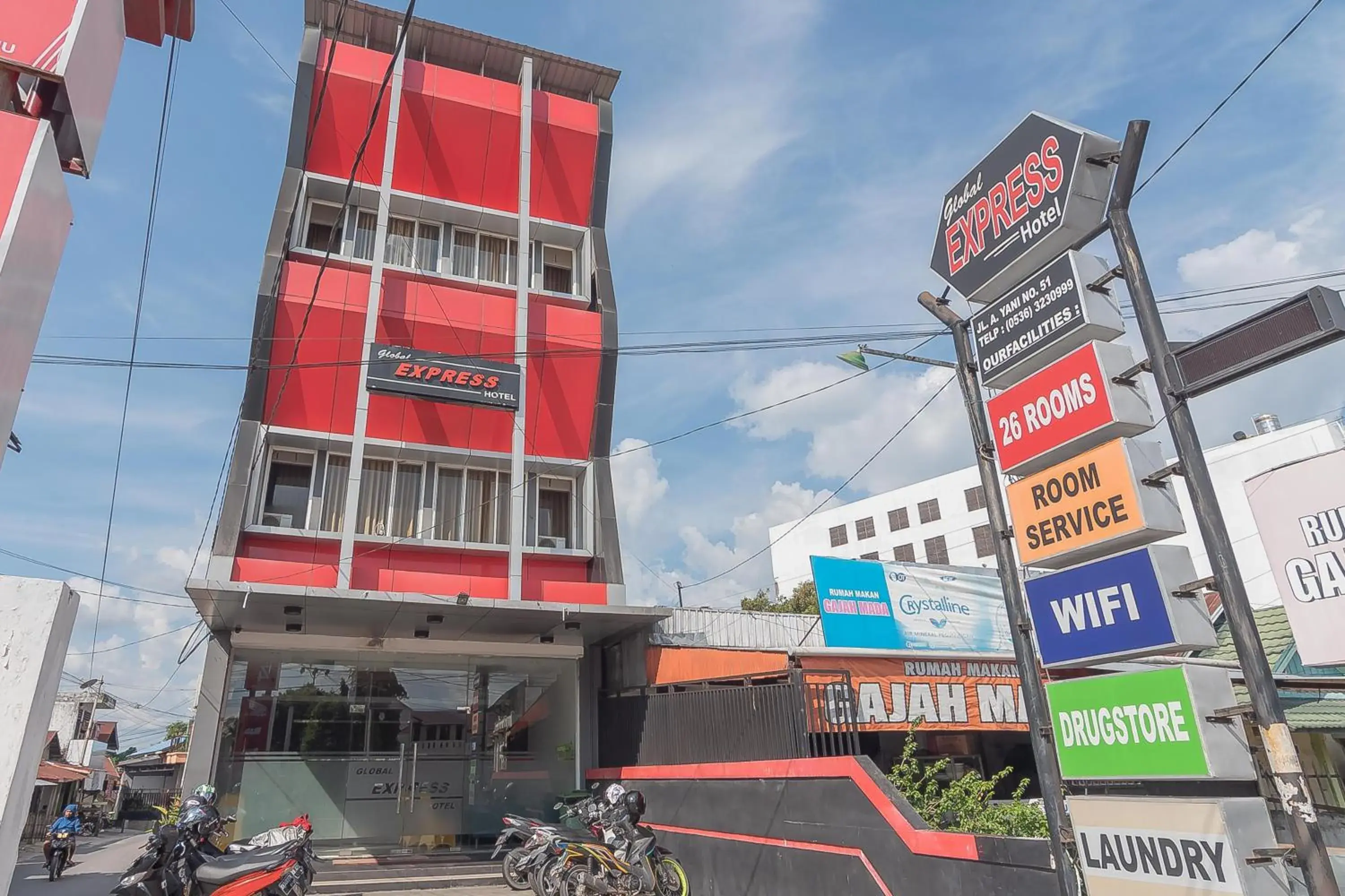 Facade/entrance in RedDoorz near Stadion Sanaman Mantikei Facade/entrance in RedDoorz near Stadion Sanaman Mantikei