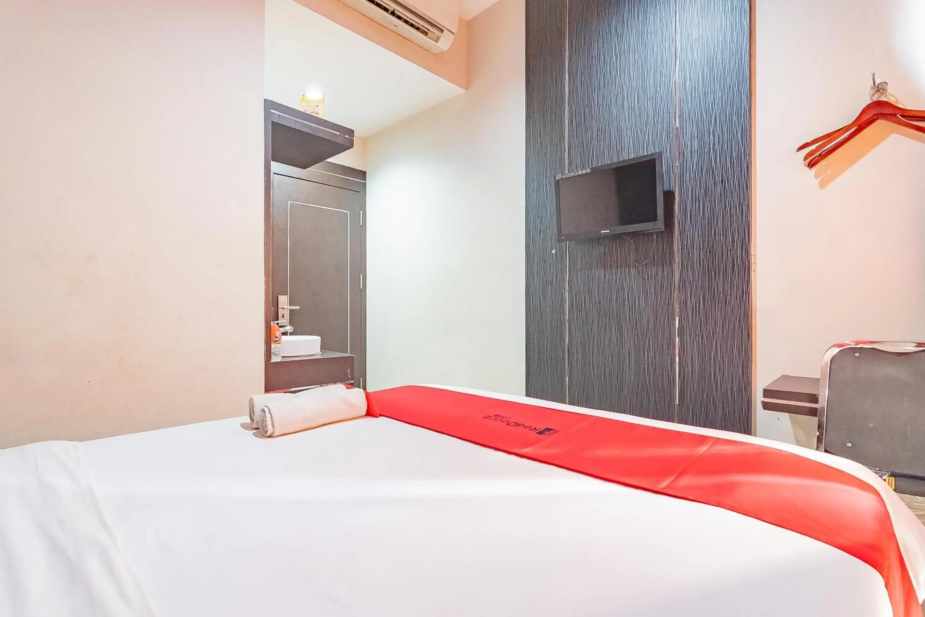 Bedroom, Bed in RedDoorz near Stadion Sanaman Mantikei Bedroom, Bed in RedDoorz near Stadion Sanaman Mantikei