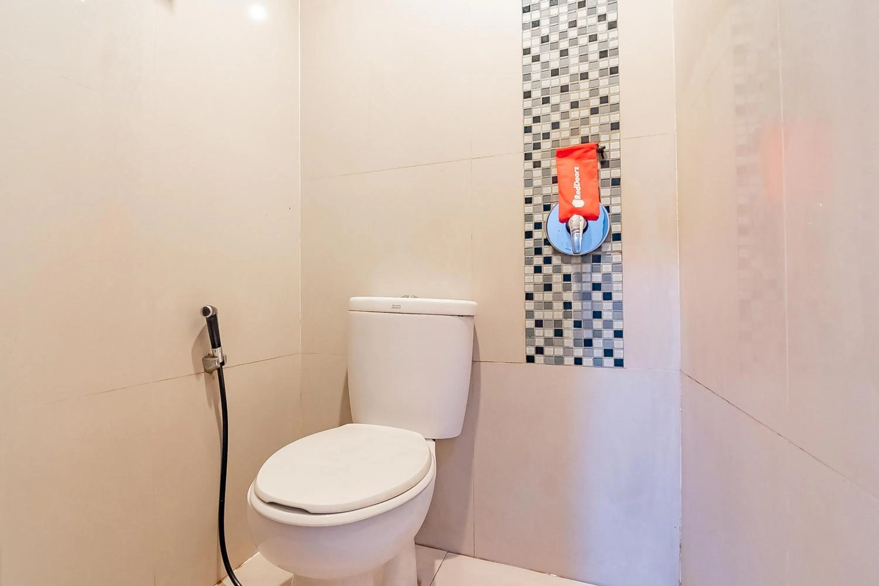 Bathroom in RedDoorz near Stadion Sanaman Mantikei