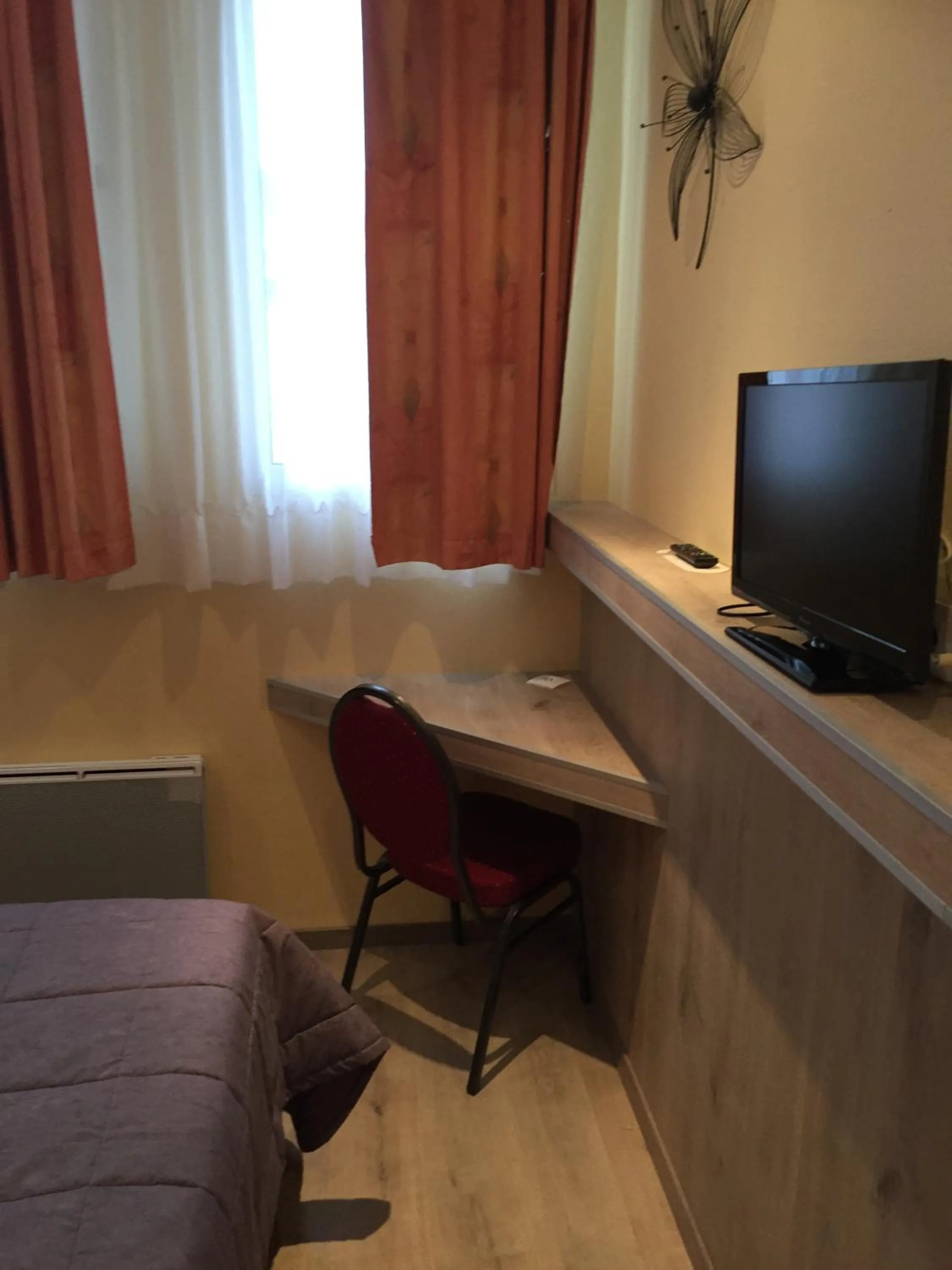 TV and multimedia in Hotel & Restaurant Le Cardinal