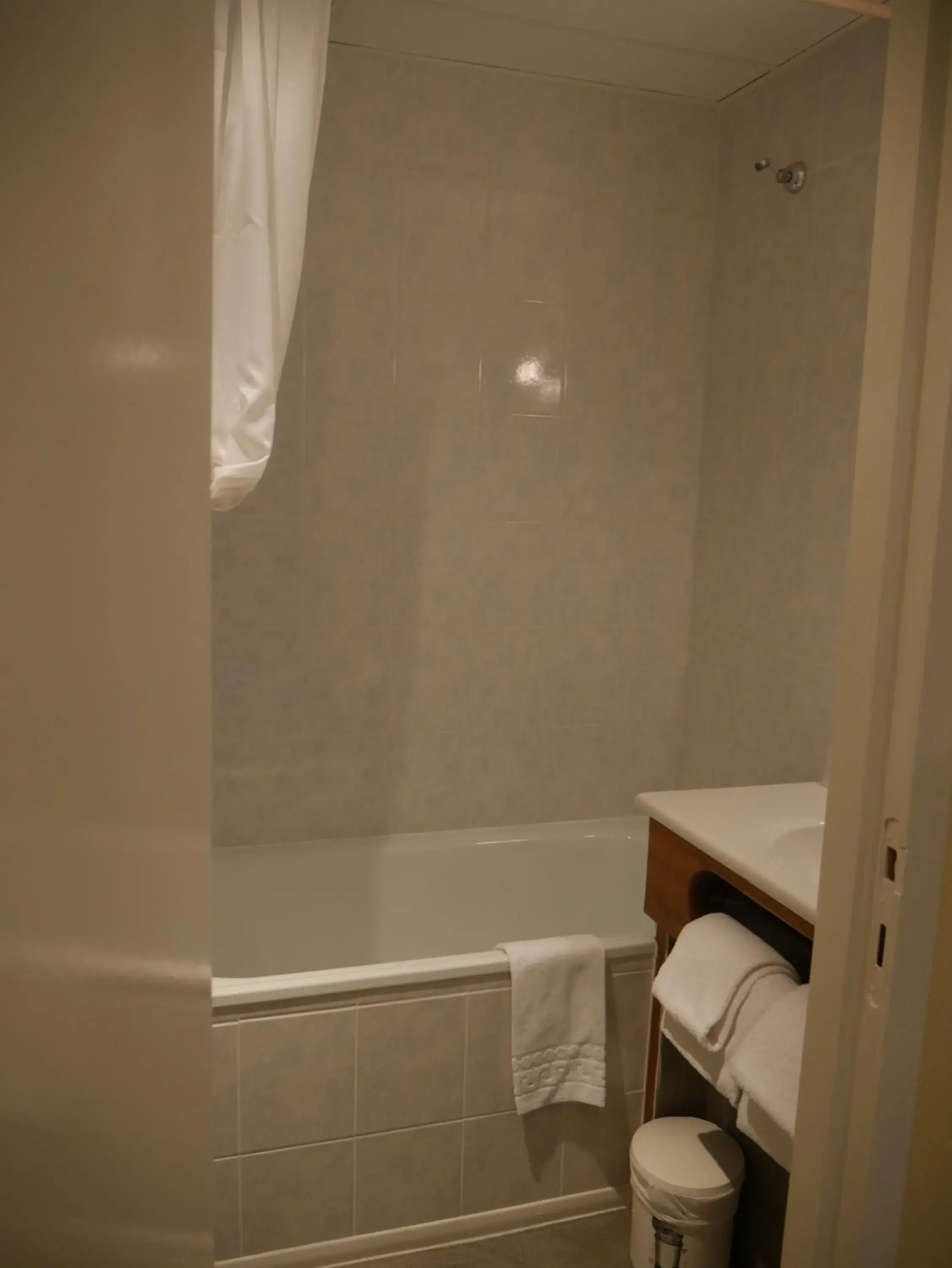 Twin Room in Hotel & Restaurant Le Cardinal Twin Room in Hotel & Restaurant Le Cardinal