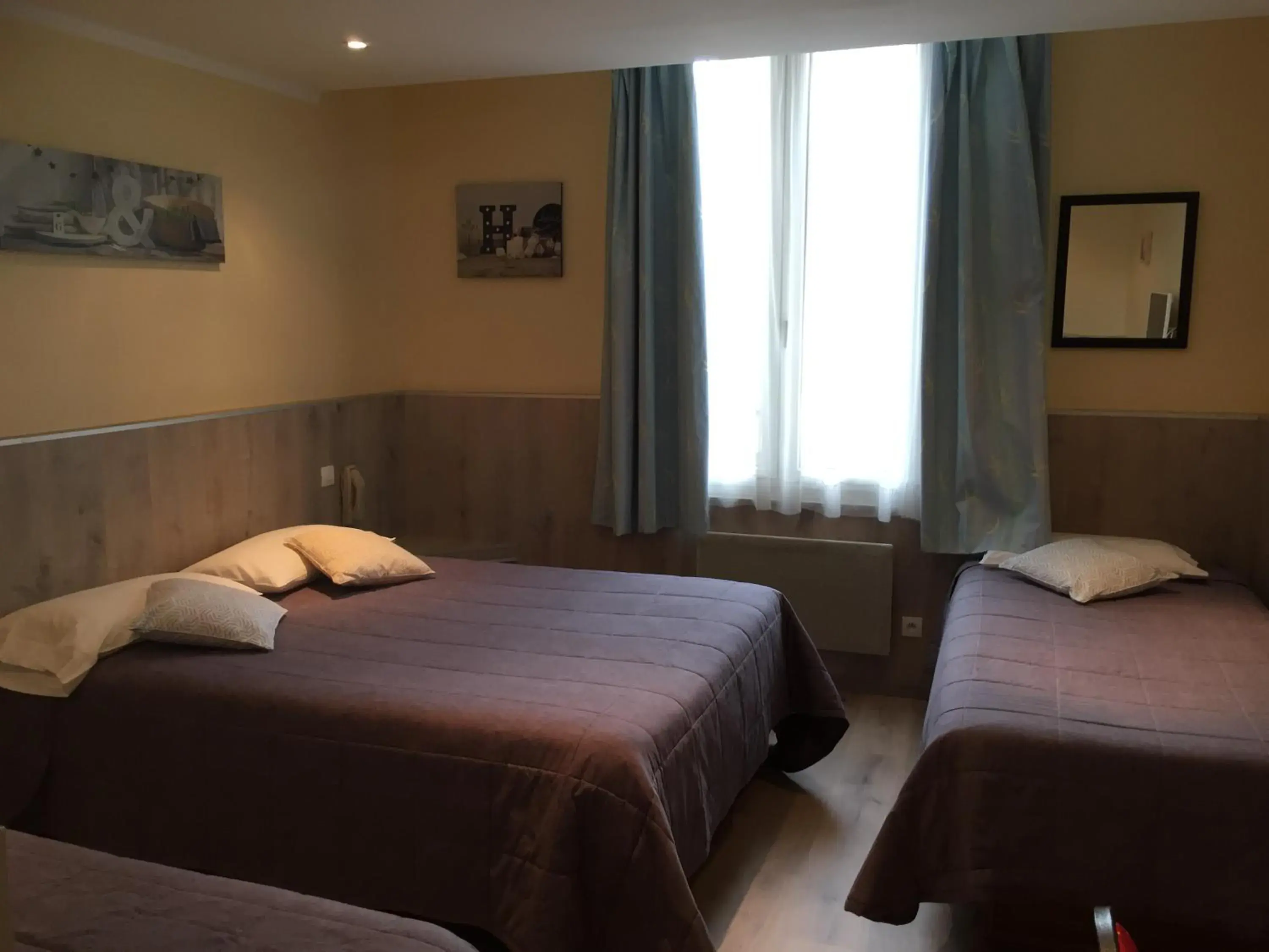 Quadruple Room with Private Bathroom in Hotel & Restaurant Le Cardinal Quadruple Room with Private Bathroom in Hotel & Restaurant Le Cardinal