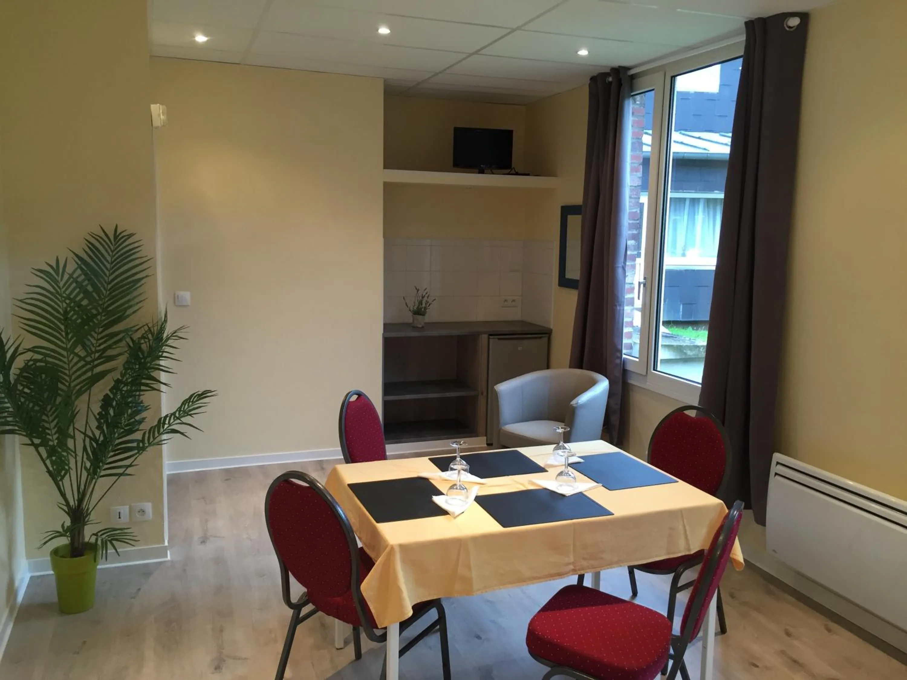 Seating area in Hotel & Restaurant Le Cardinal