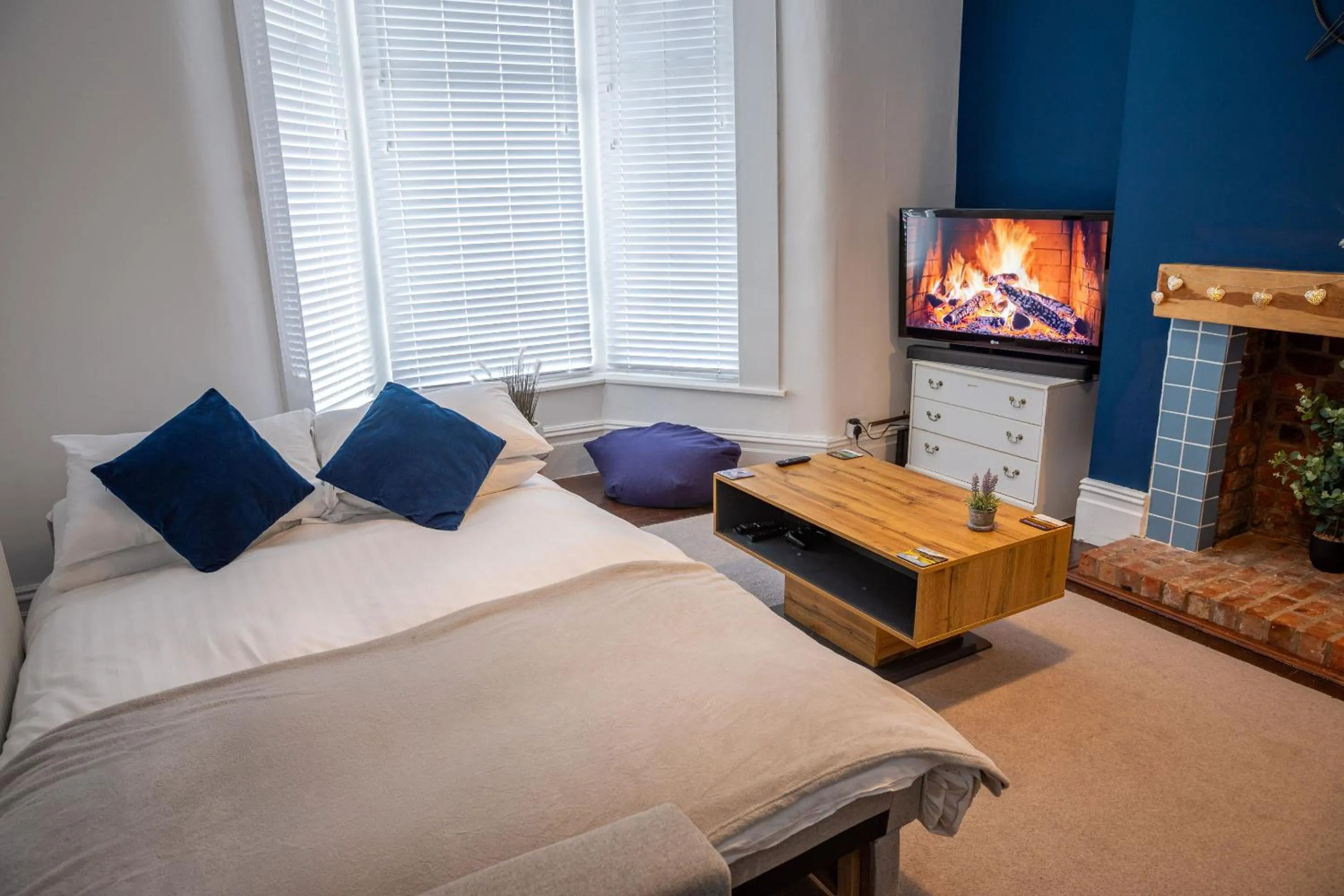 Living room, Bed in Sapphire House By Sasco