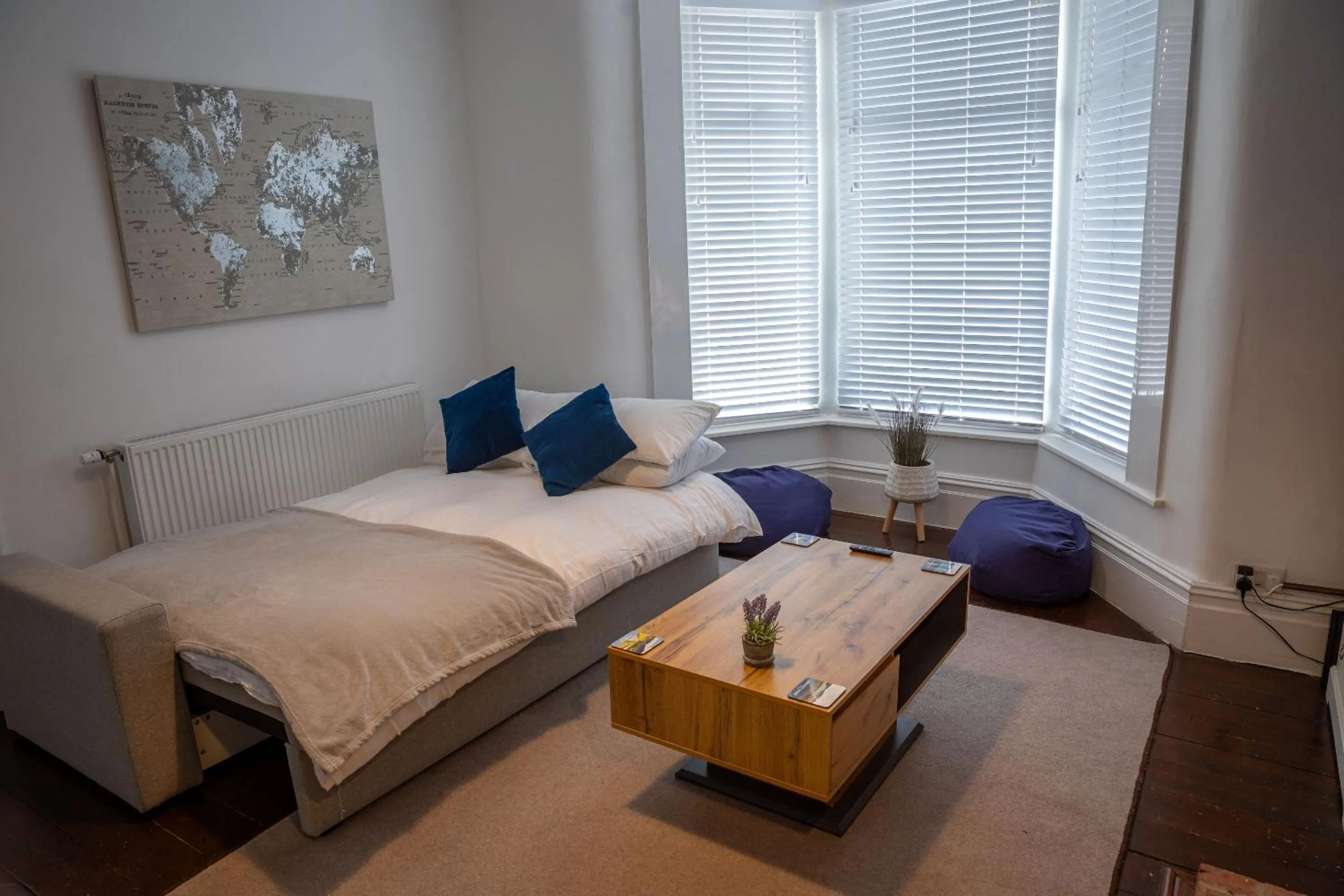 Living room, Bed in Sapphire House By Sasco