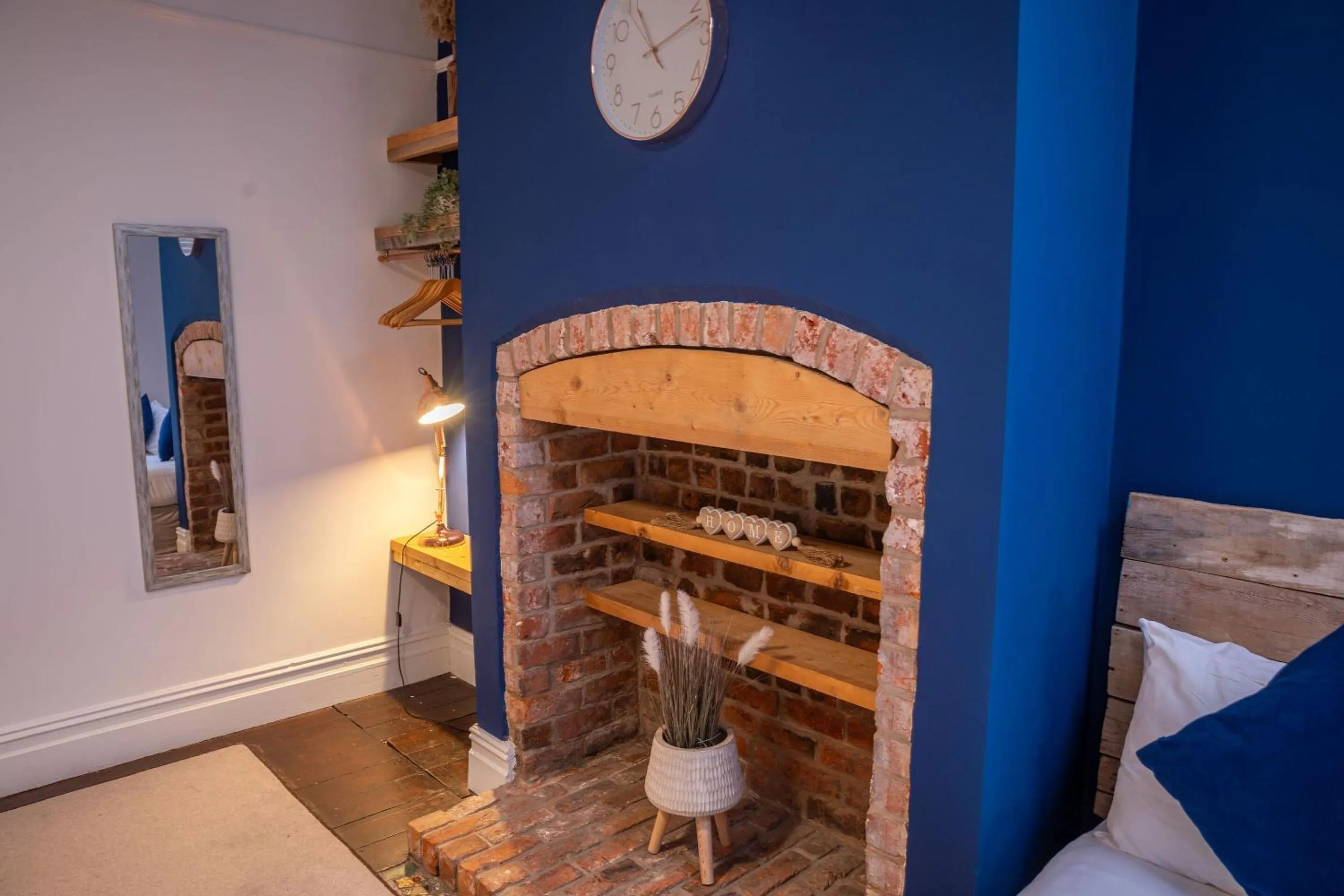 Living room, Bed in Sapphire House By Sasco