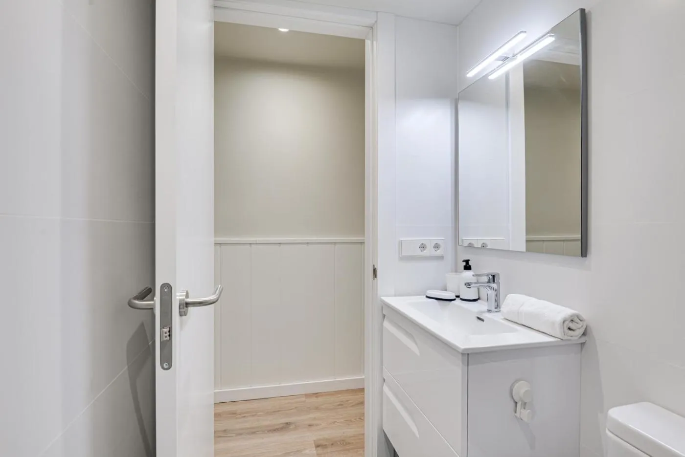 Toilet in LucasLand Apartments Barcelona