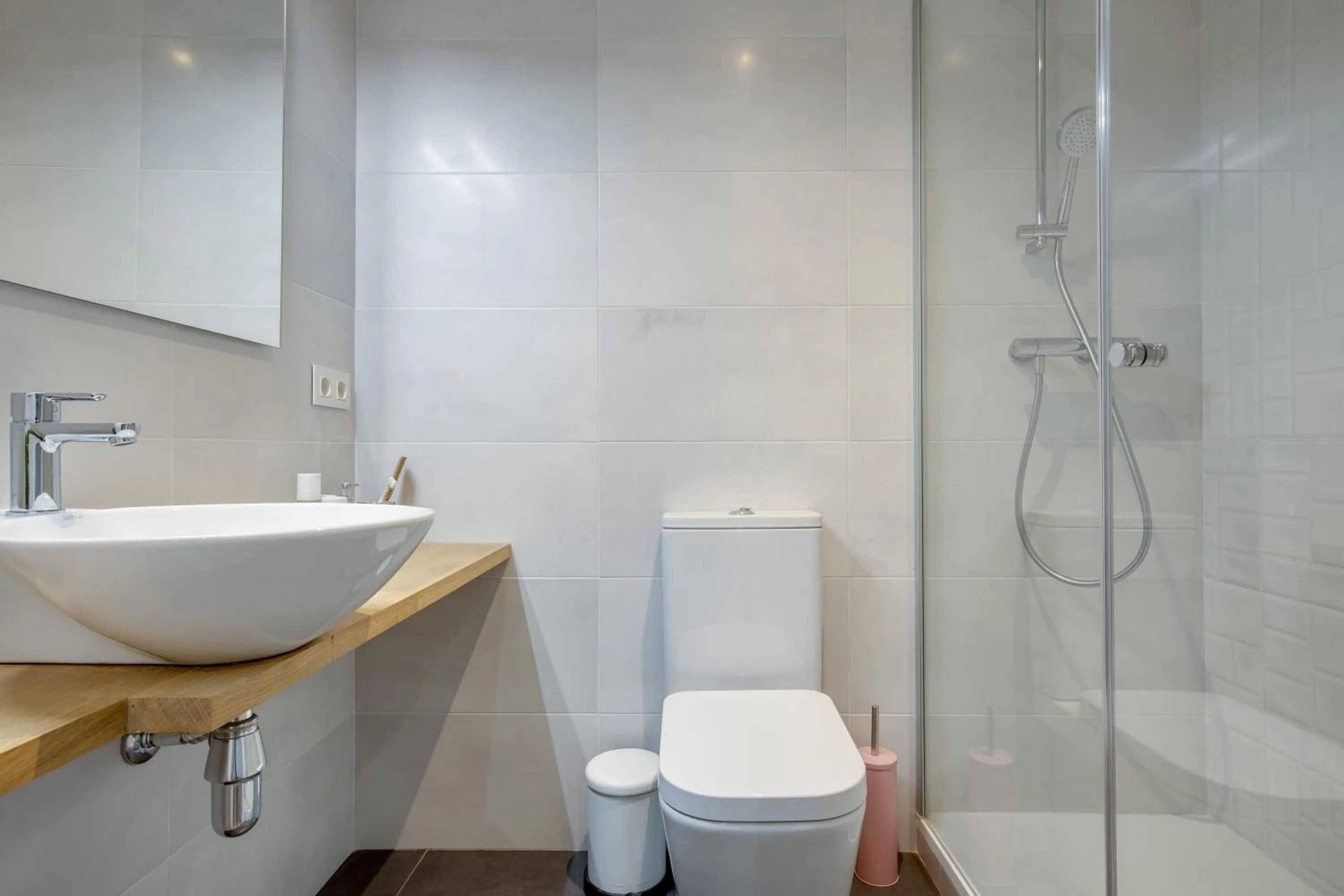 Shower in LucasLand Apartments Barcelona