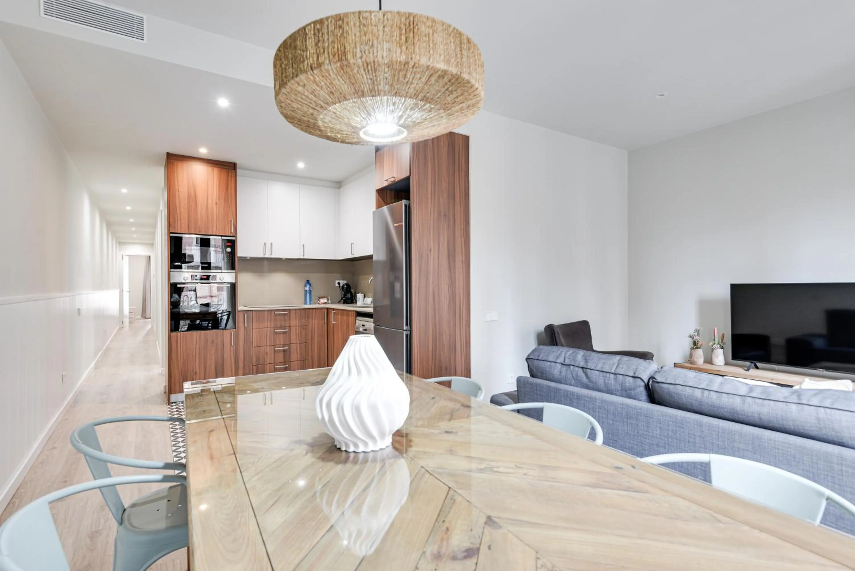 Dining area in LucasLand Apartments Barcelona