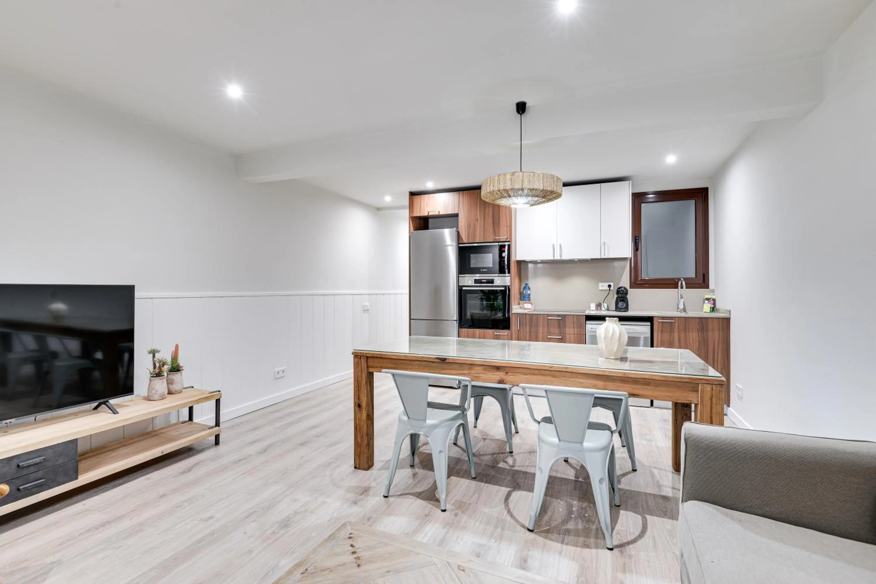 TV and multimedia in LucasLand Apartments Barcelona