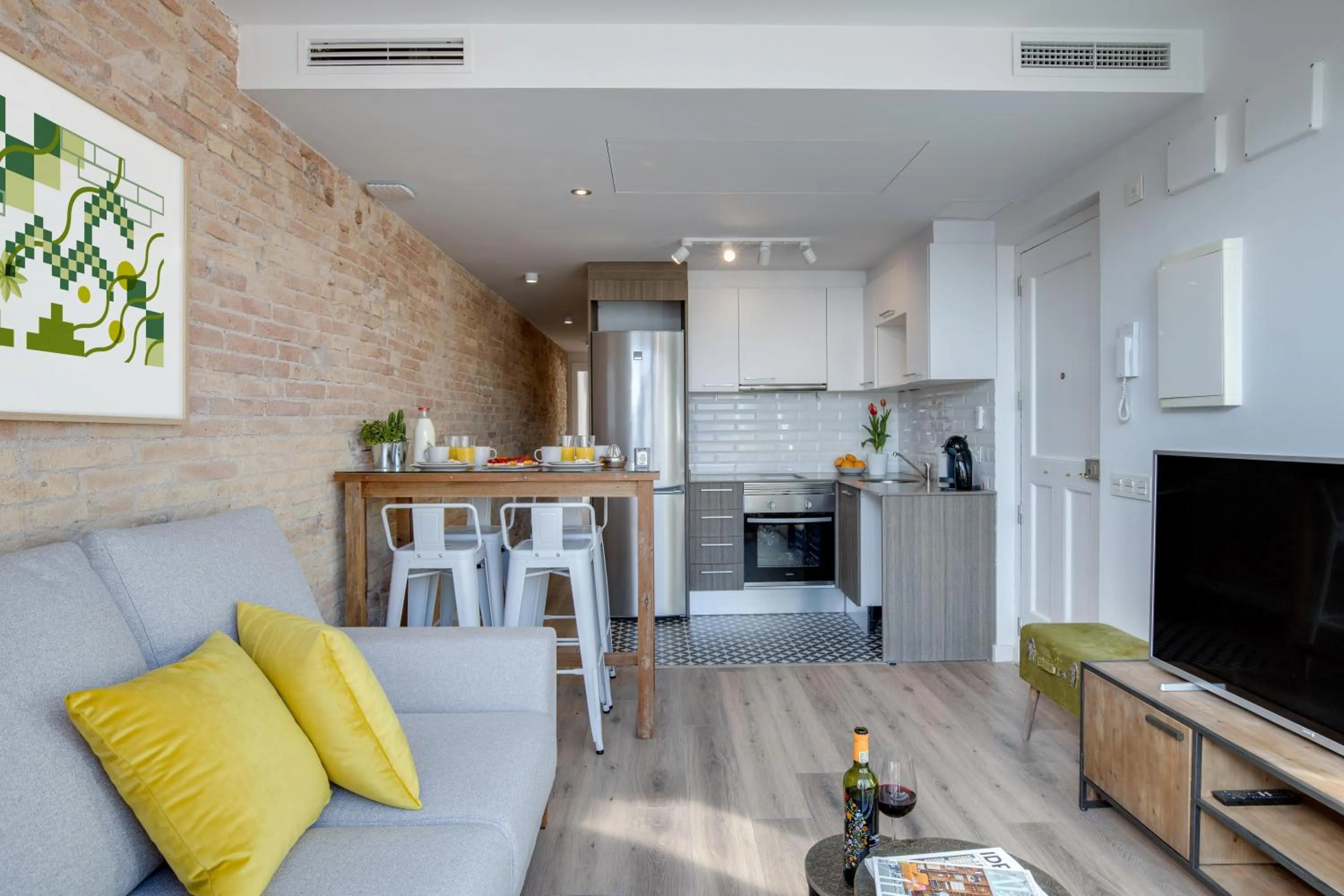 TV and multimedia in LucasLand Apartments Barcelona