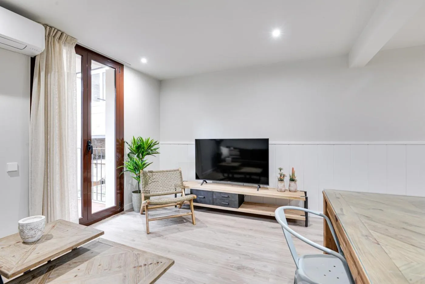 Communal lounge/ TV room in LucasLand Apartments Barcelona