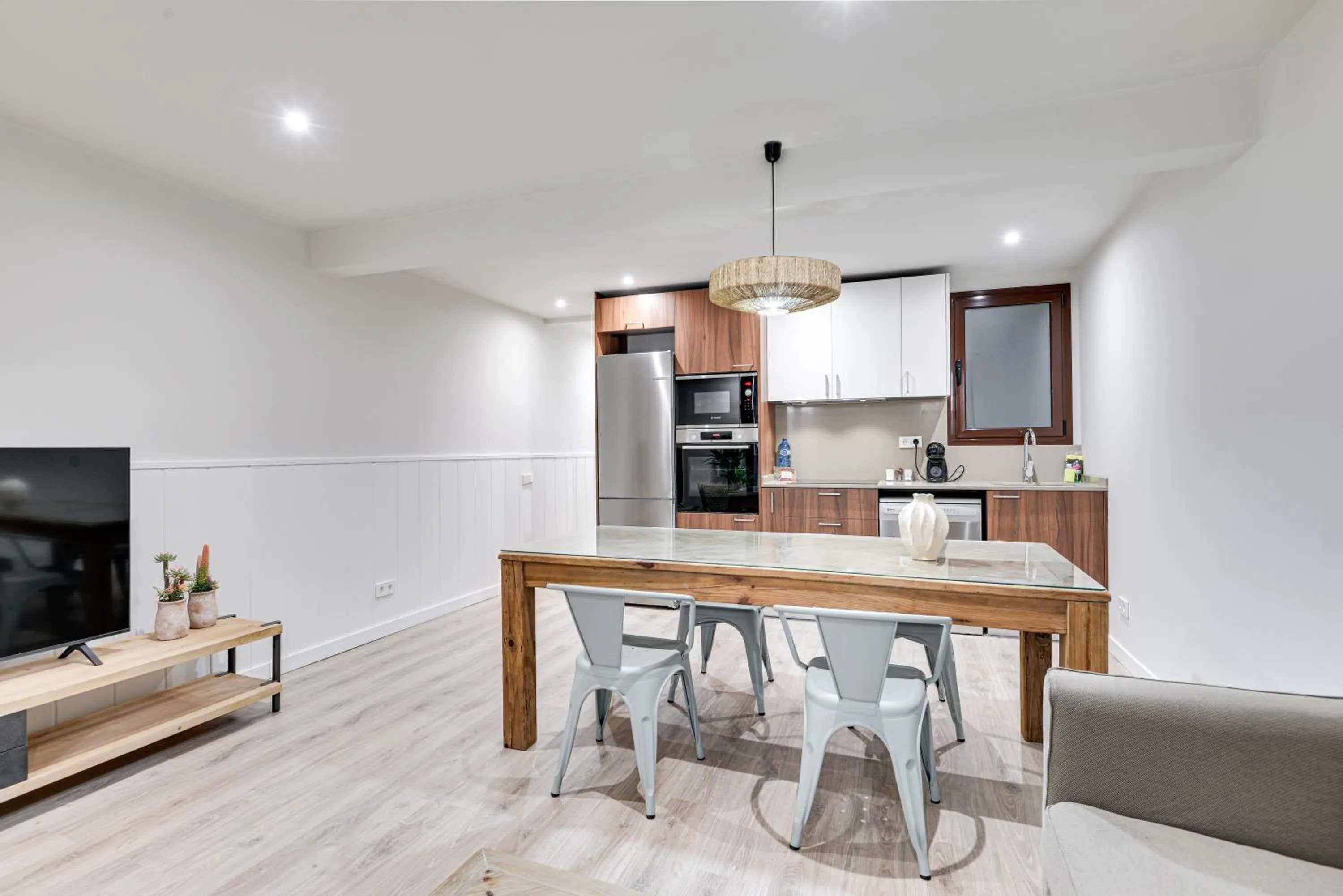 TV and multimedia in LucasLand Apartments Barcelona