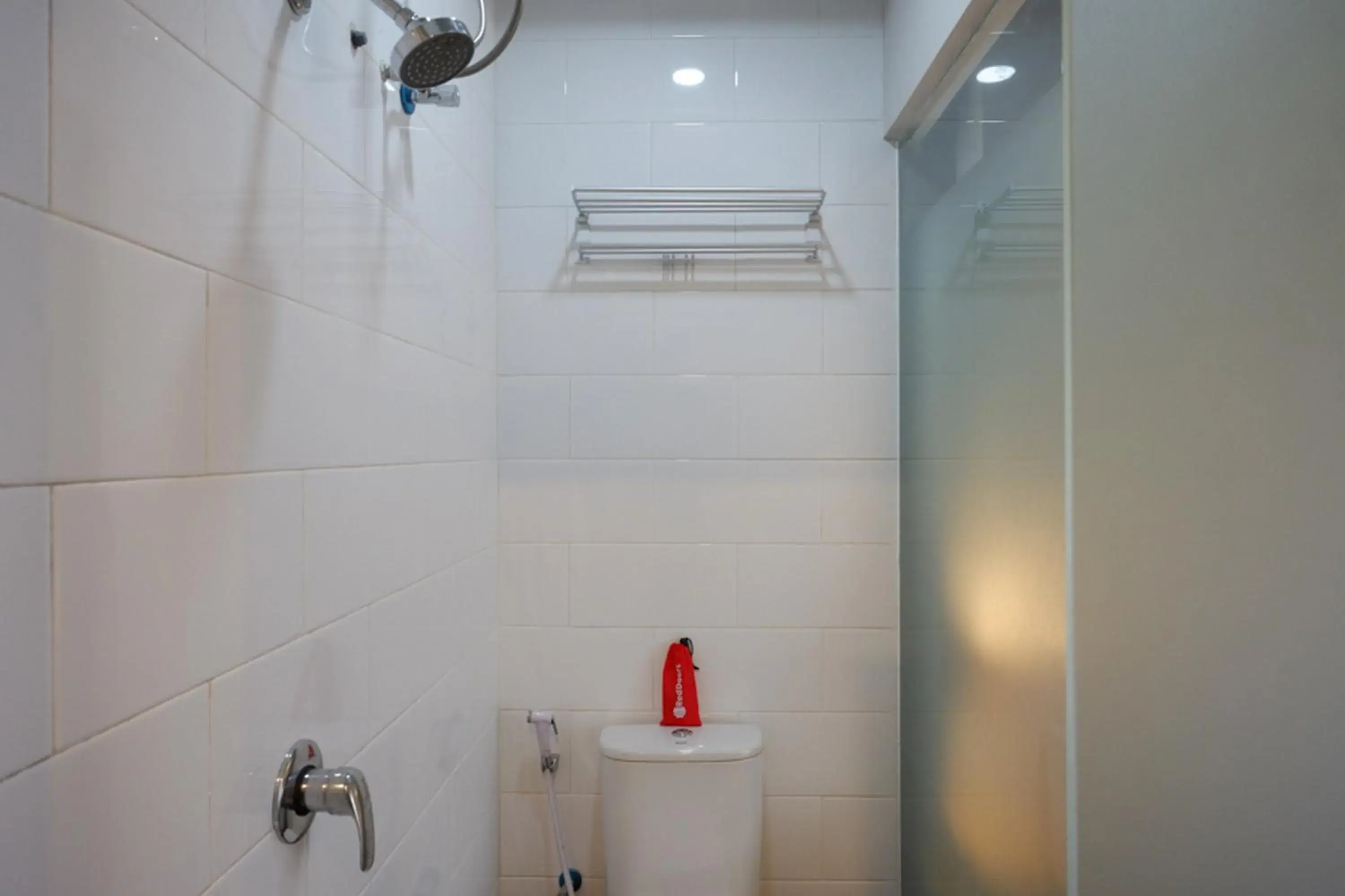 Bathroom in RedDoorz Syariah @ Jalan Sultan Agung Tegal Bathroom in RedDoorz Syariah @ Jalan Sultan Agung Tegal