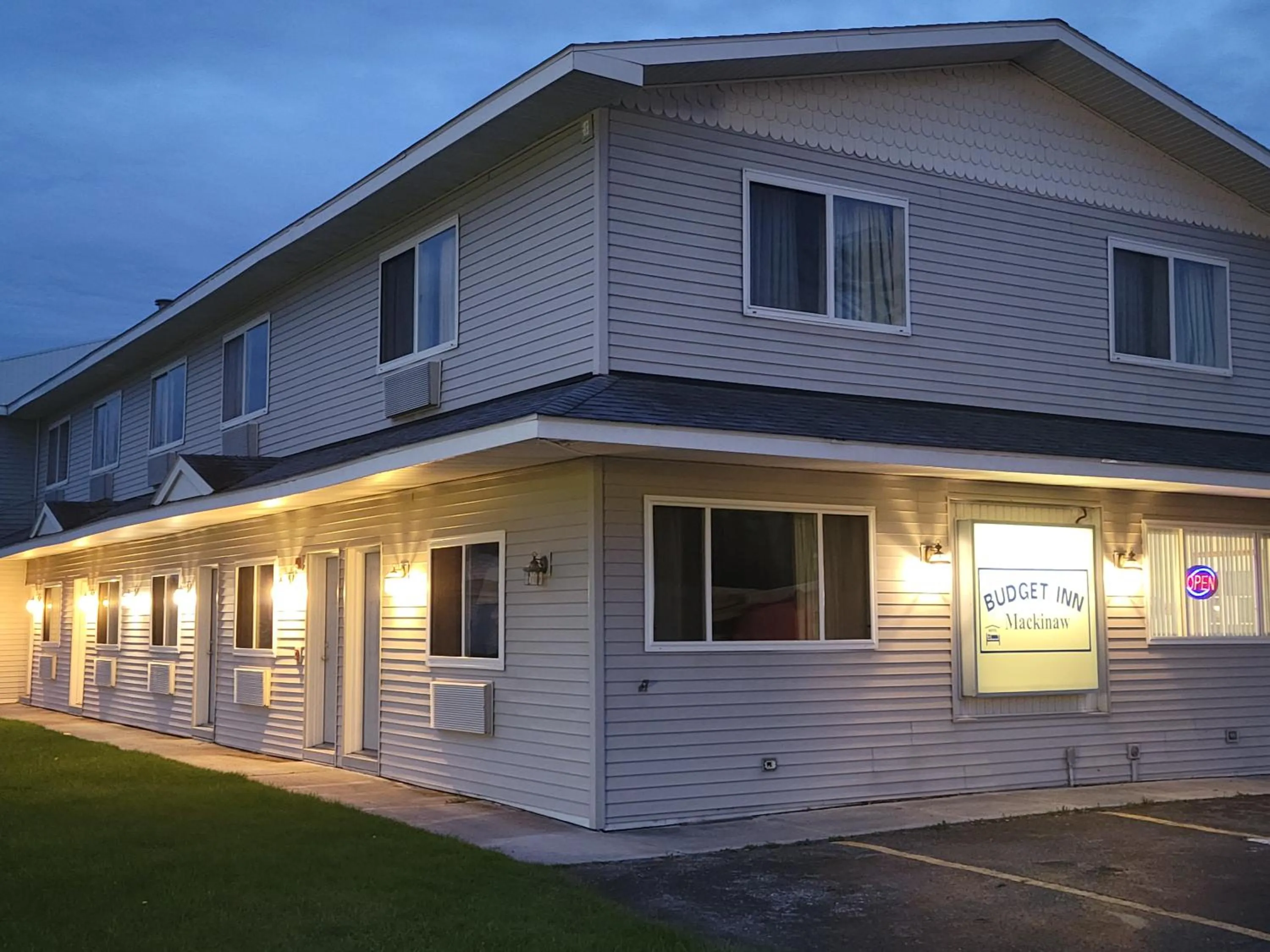 Property building in Mackinaw Budget Inn