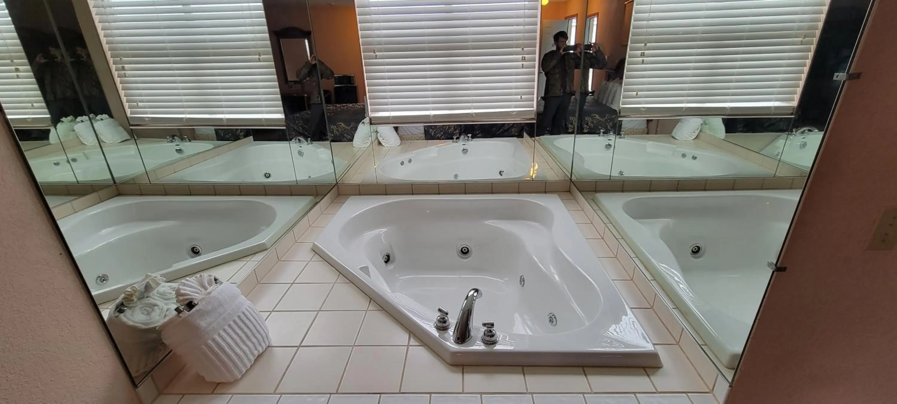 Hot Tub in Mackinaw Budget Inn