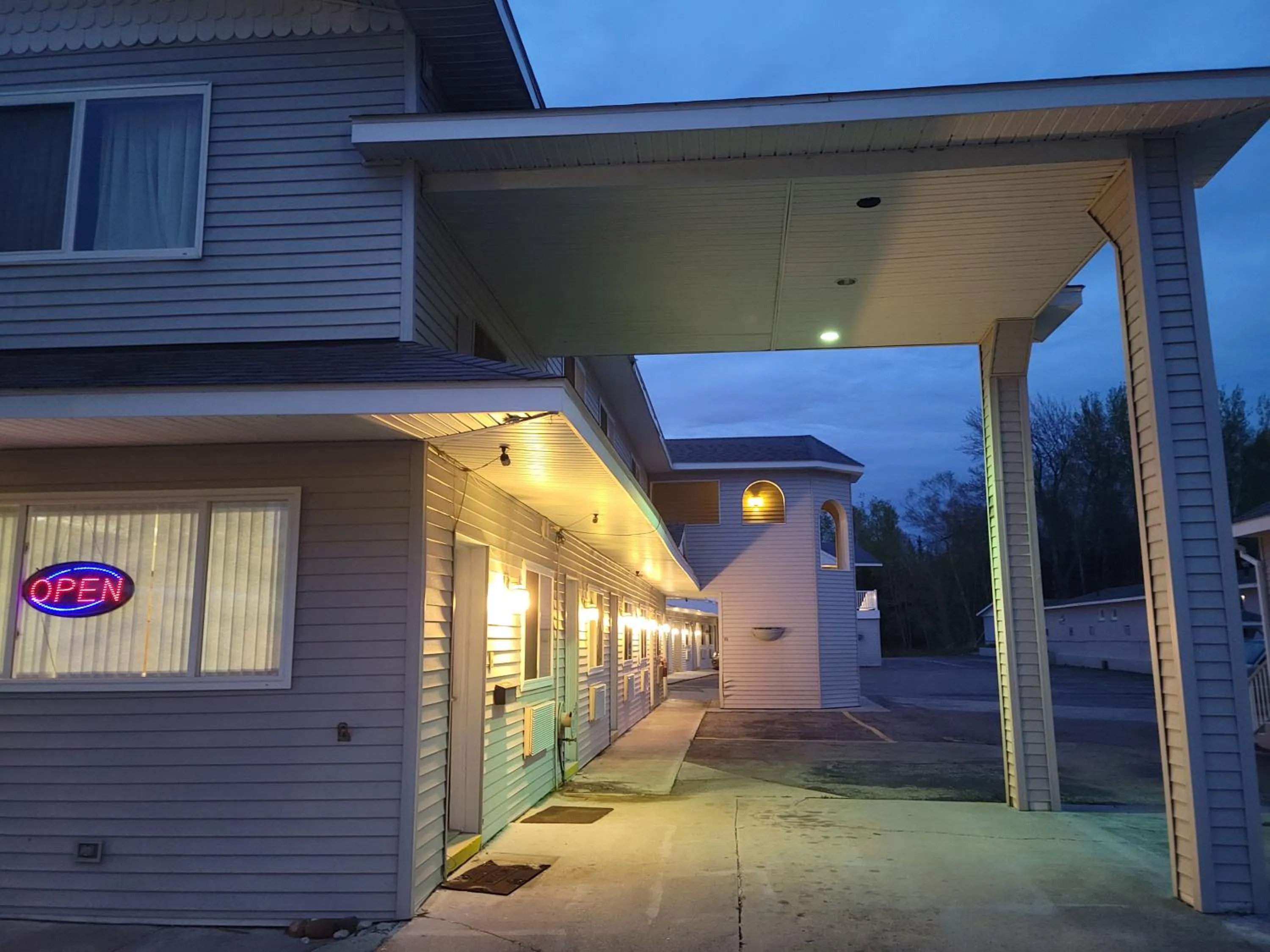 Facade/entrance in Mackinaw Budget Inn